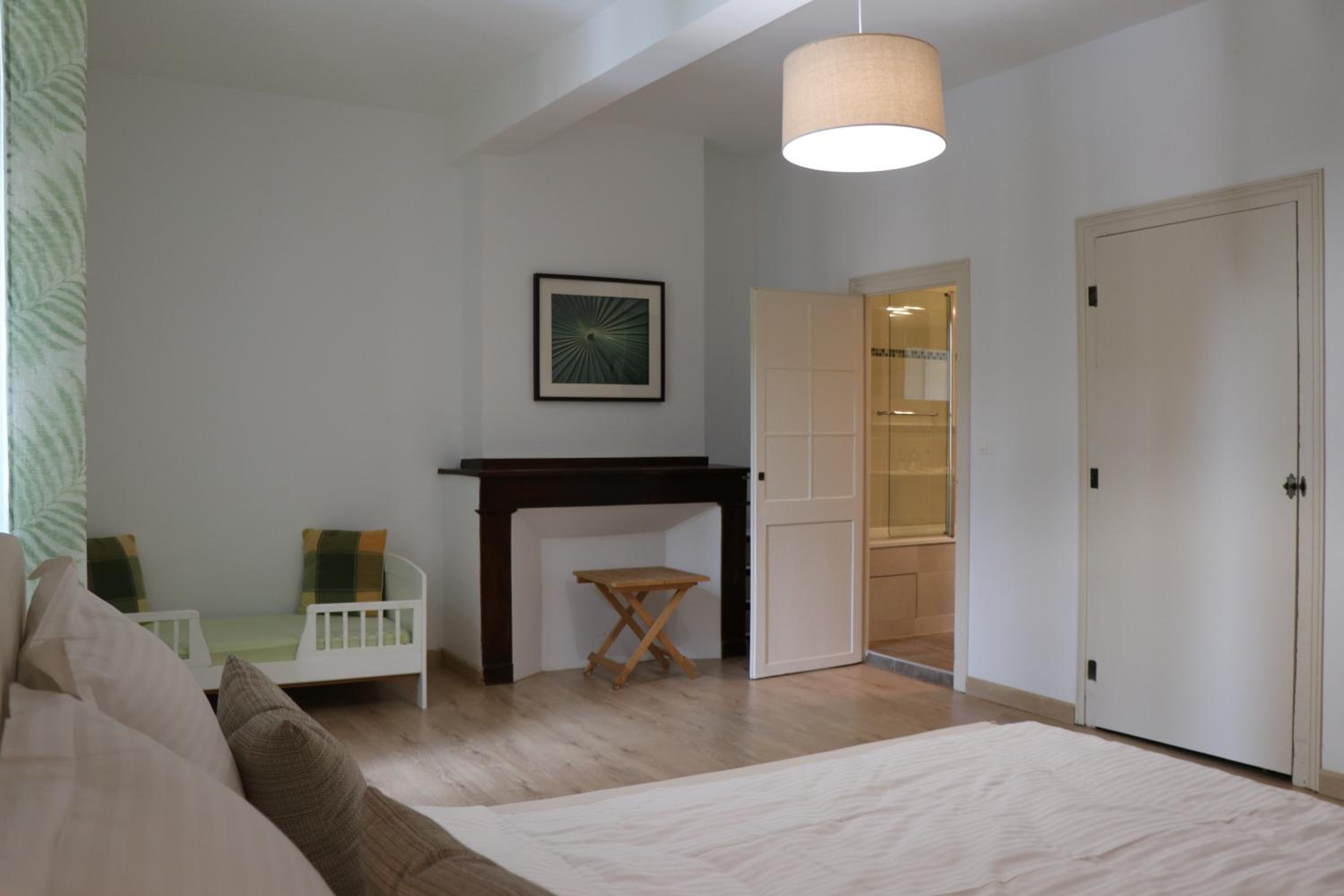 Five-Bedroom House - Photo 10