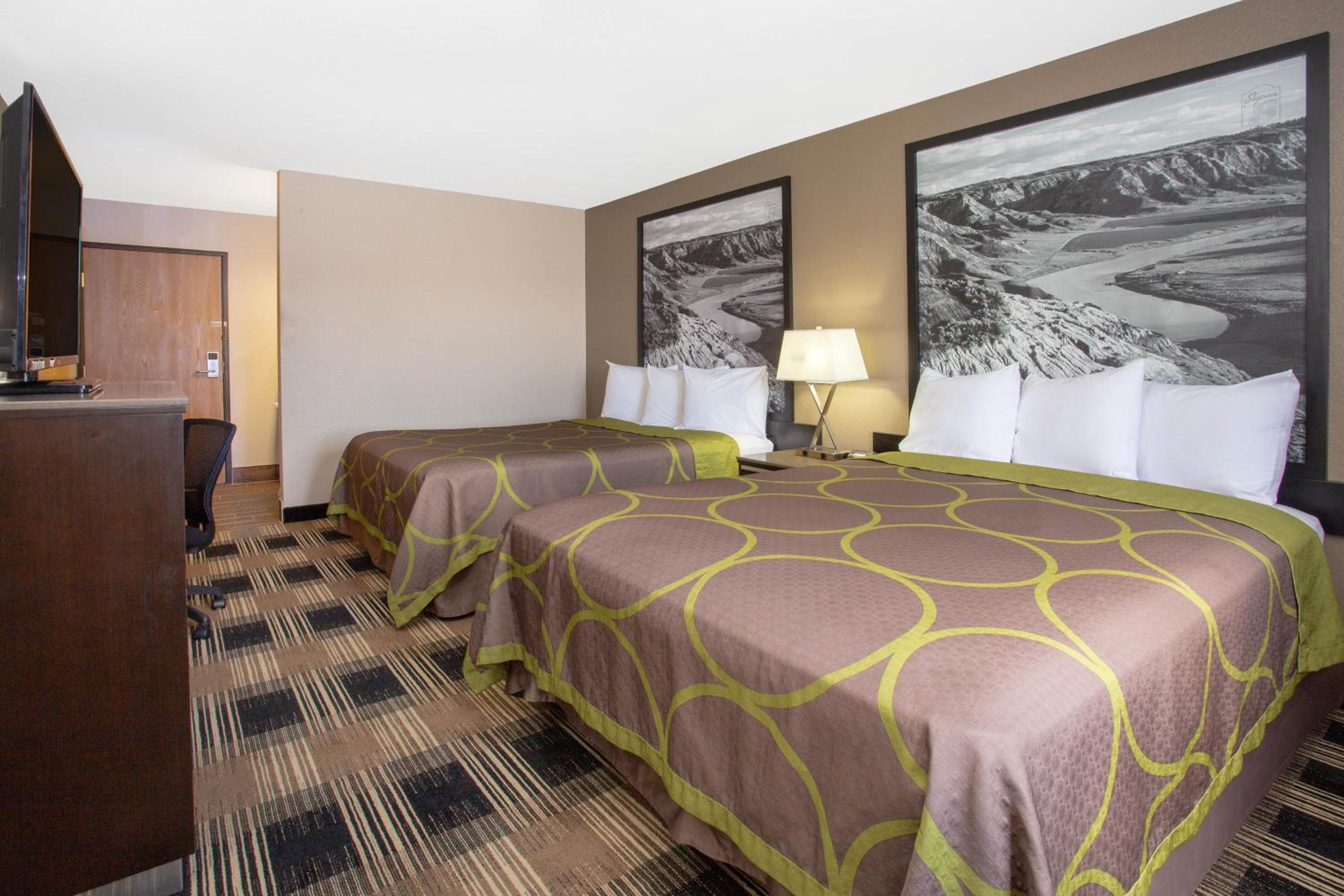 Queen Room with Two Queen Beds - Non-Smoking - Photo 3