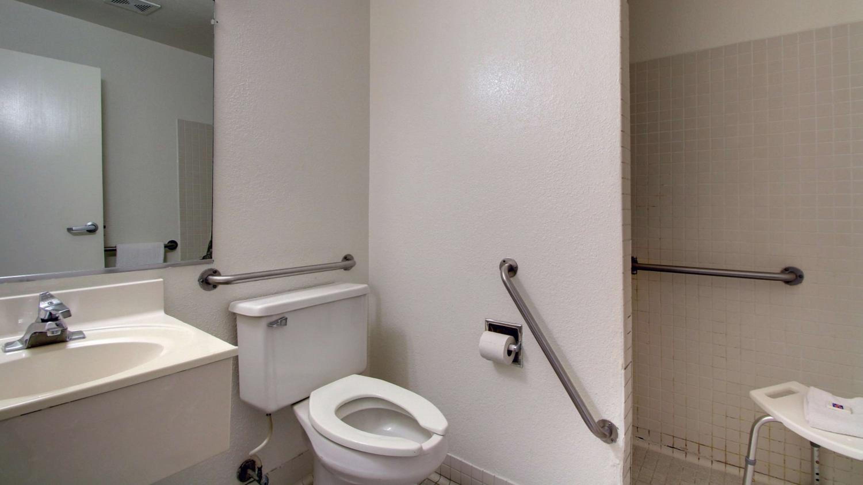 Queen Room - Disability Access - Non-Smoking photo 2