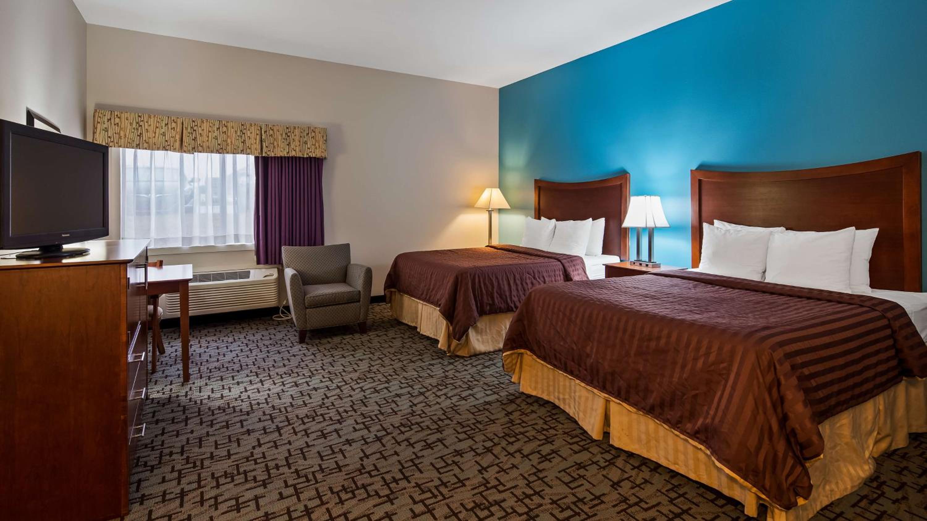 Queen Room with Two Queen Beds - Non-Smoking - Photo 1