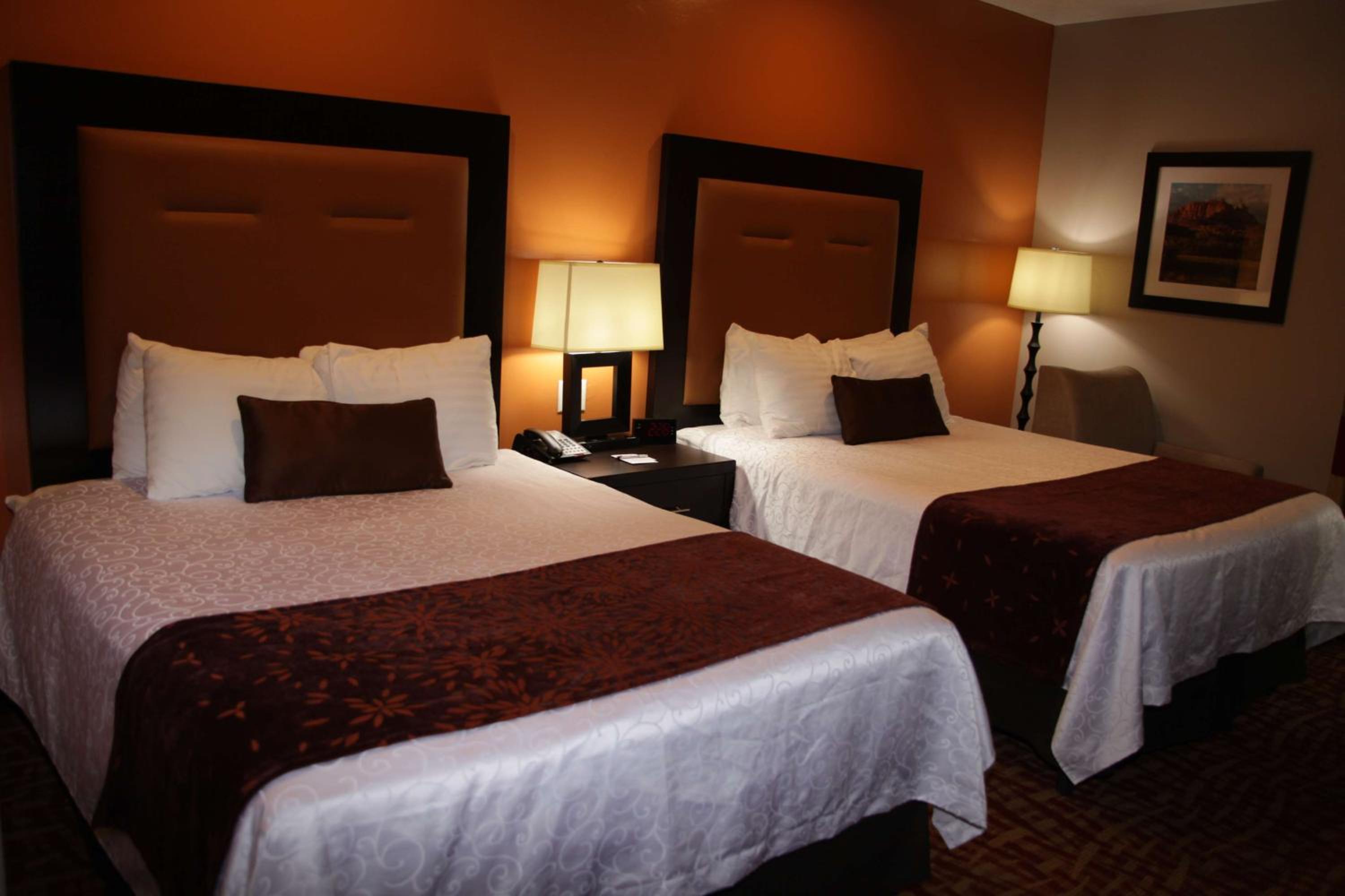 Queen Room with Two Queen Beds - Non-Smoking photo 2