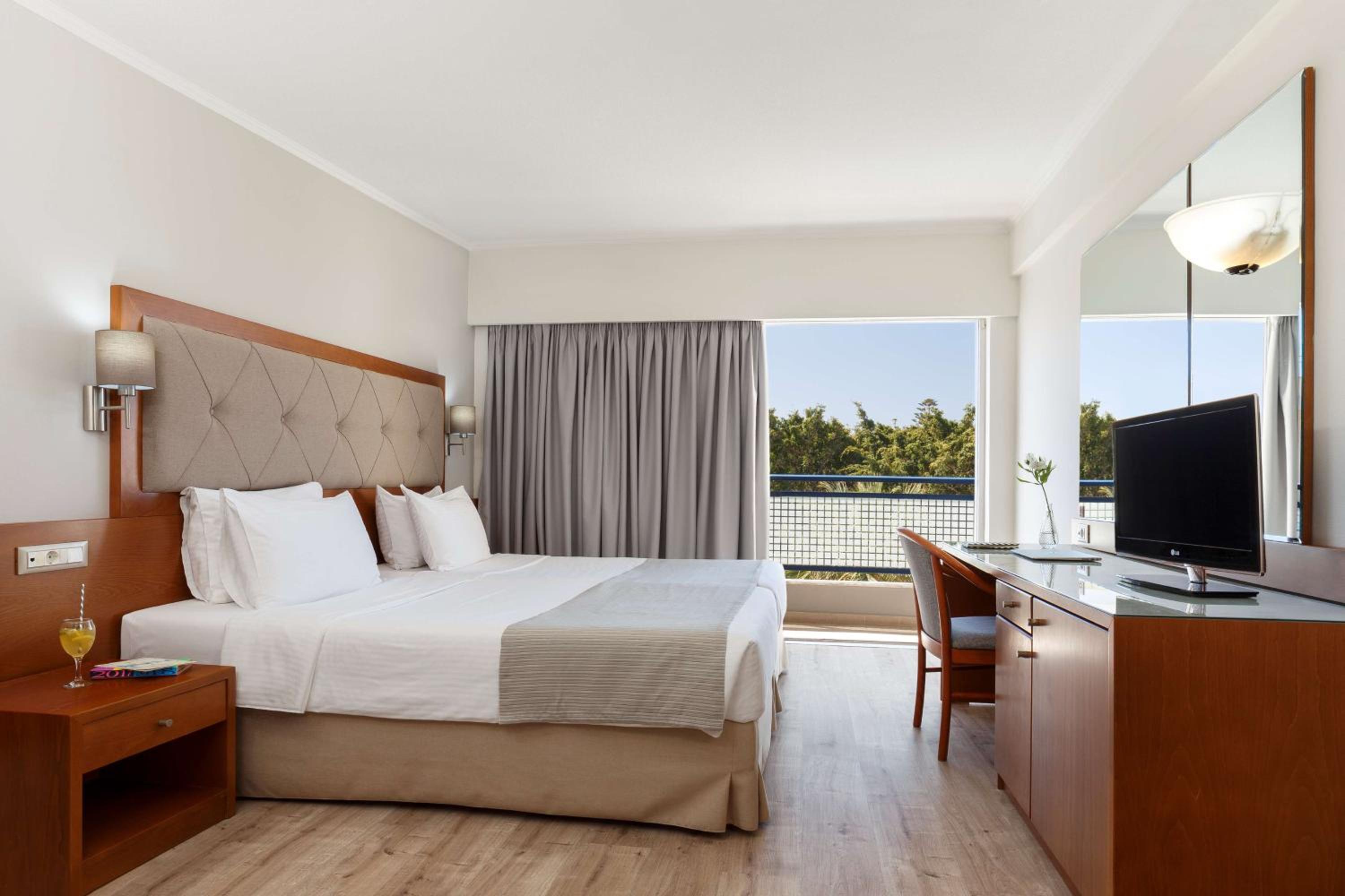 Twin Room with Pool View - Photo 1