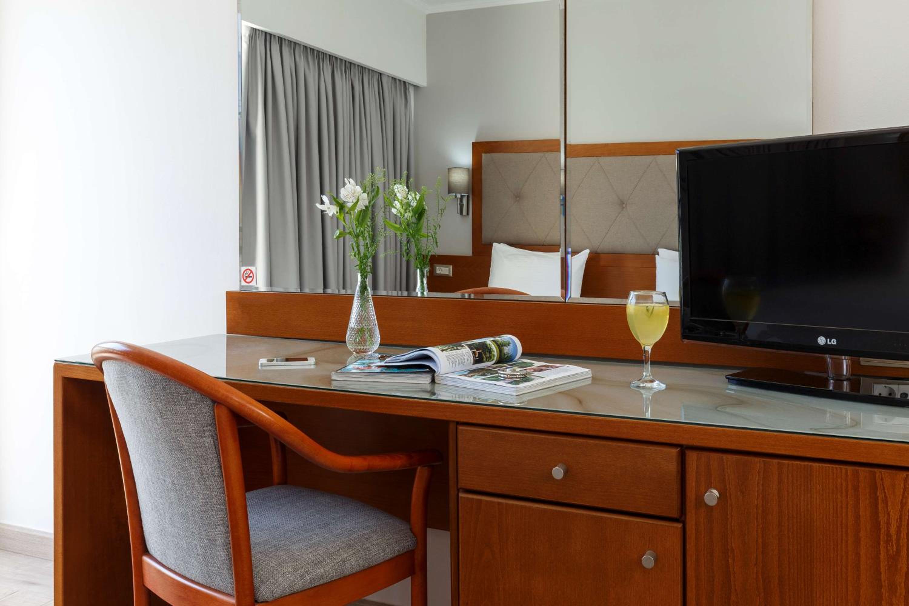 Double Room with Queen Bed and City View - Non-Smoking - Photo 8