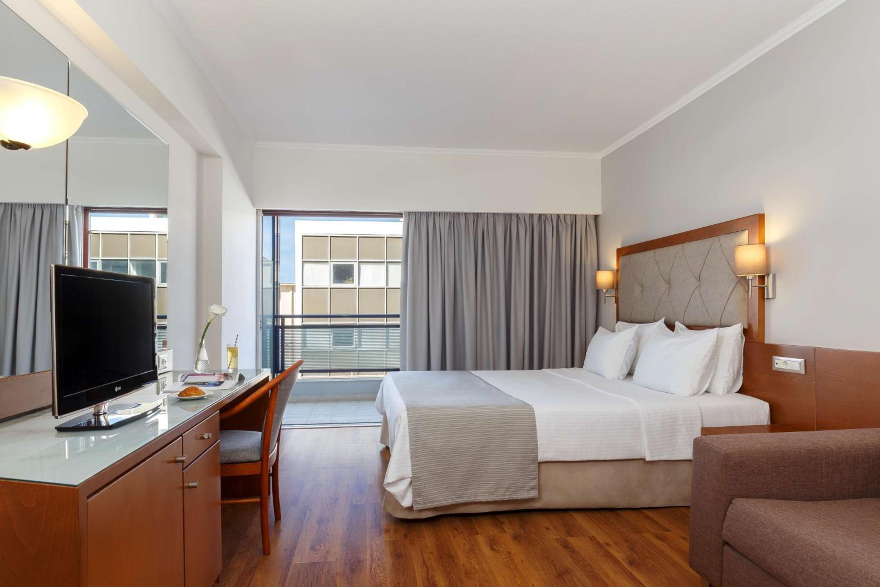 Double Room with Queen Bed and City View - Non-Smoking - Photo 1