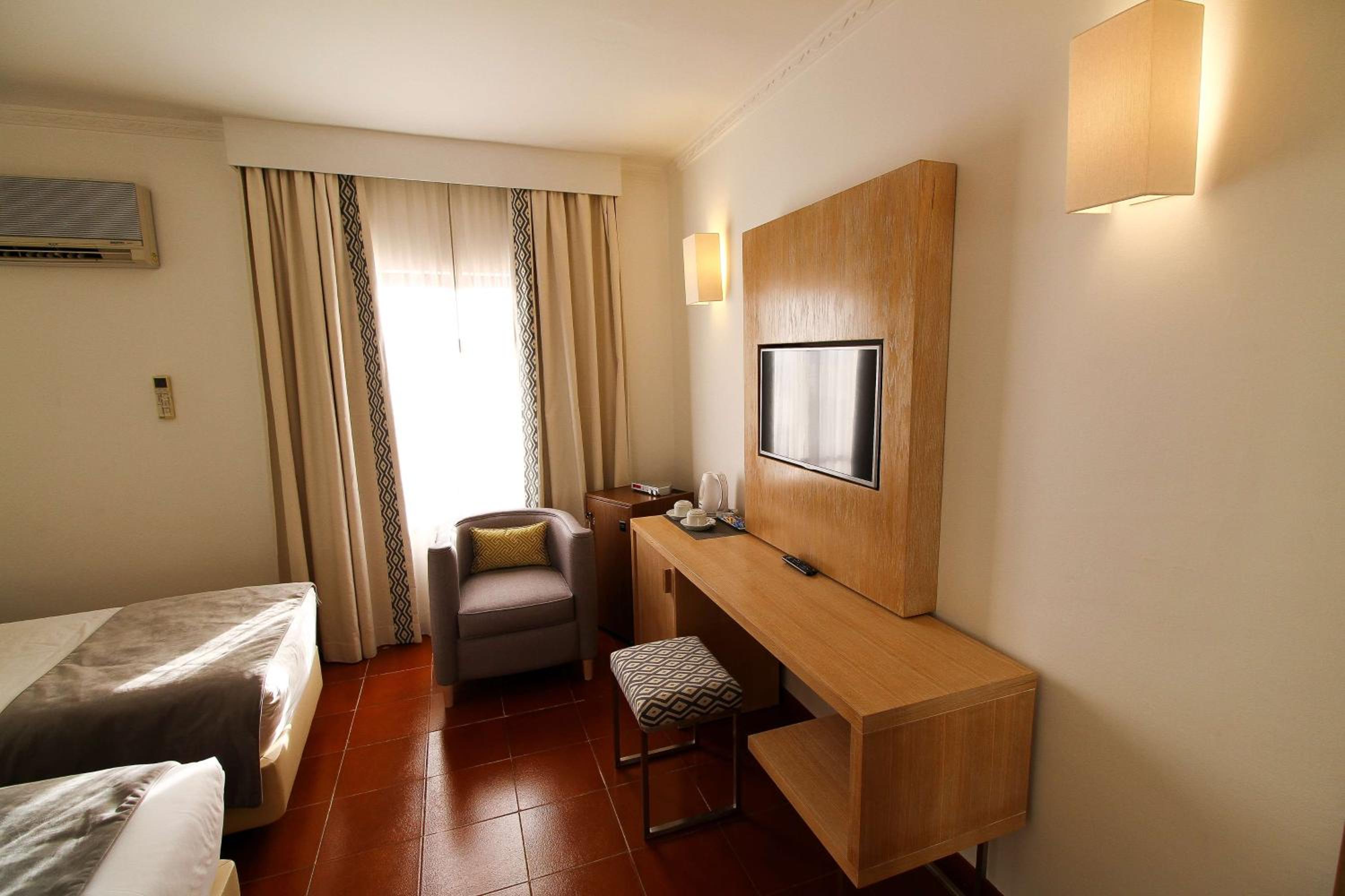 Standard Twin Room - Photo 2