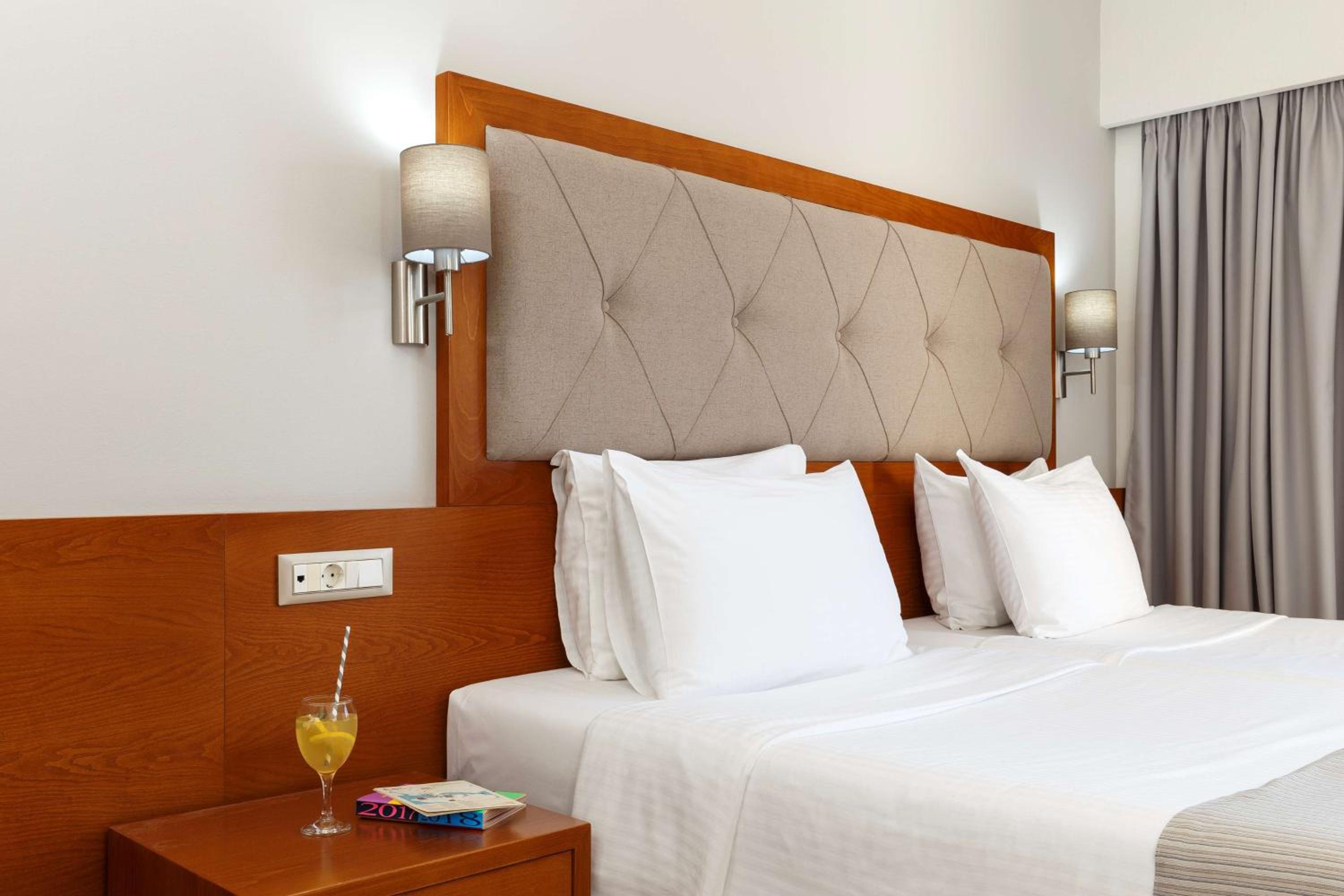 Double Room with Queen Bed and City View - Non-Smoking - Photo 5