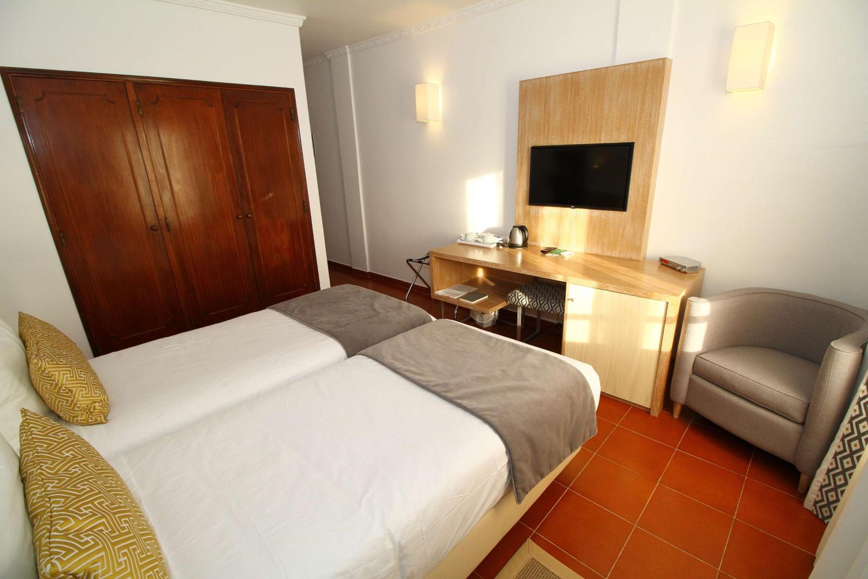 Standard Twin Room - Photo 5