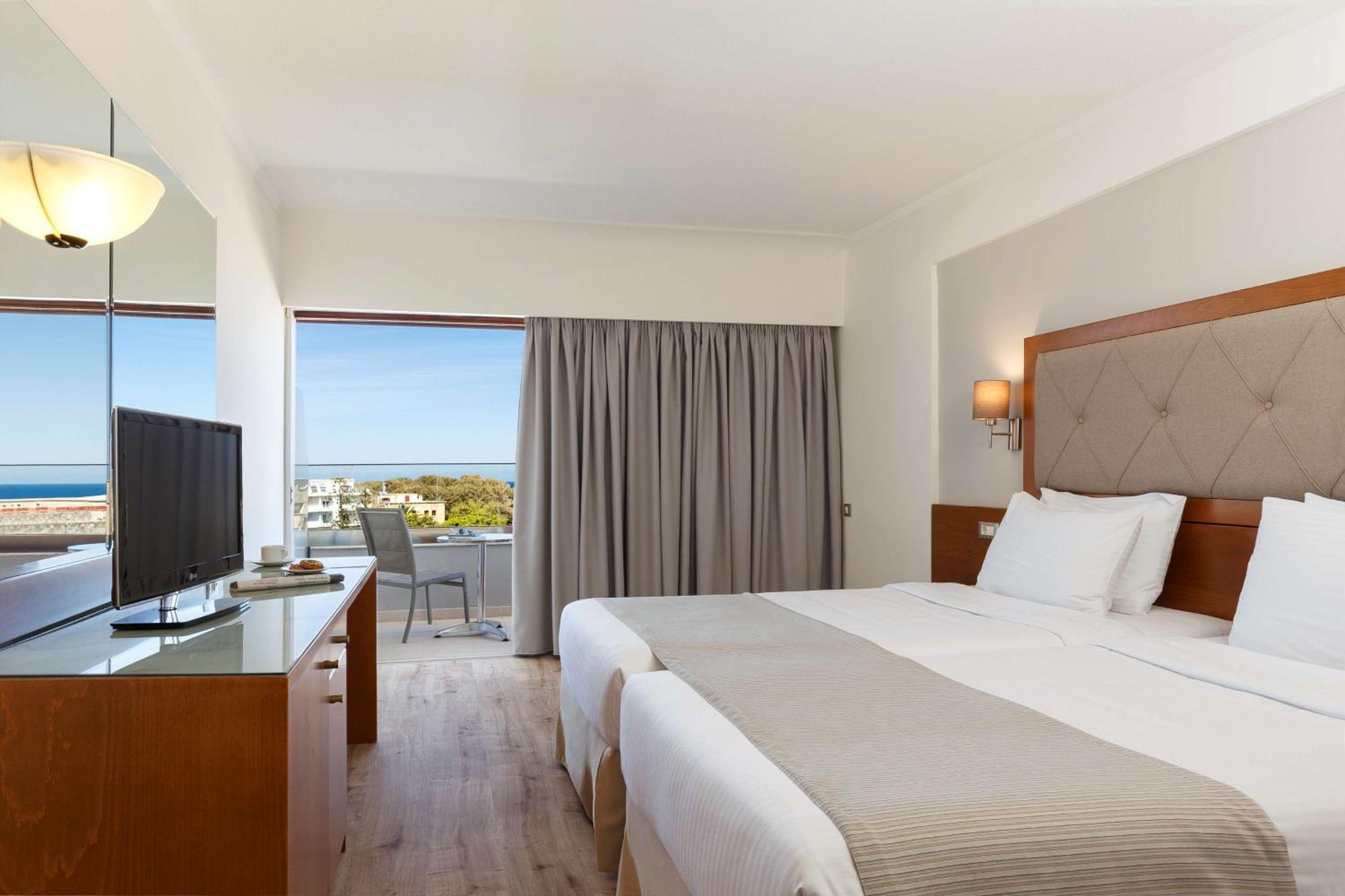 Double Room with Two Single Beds Side Sea View- Non-Smoking - Photo 1