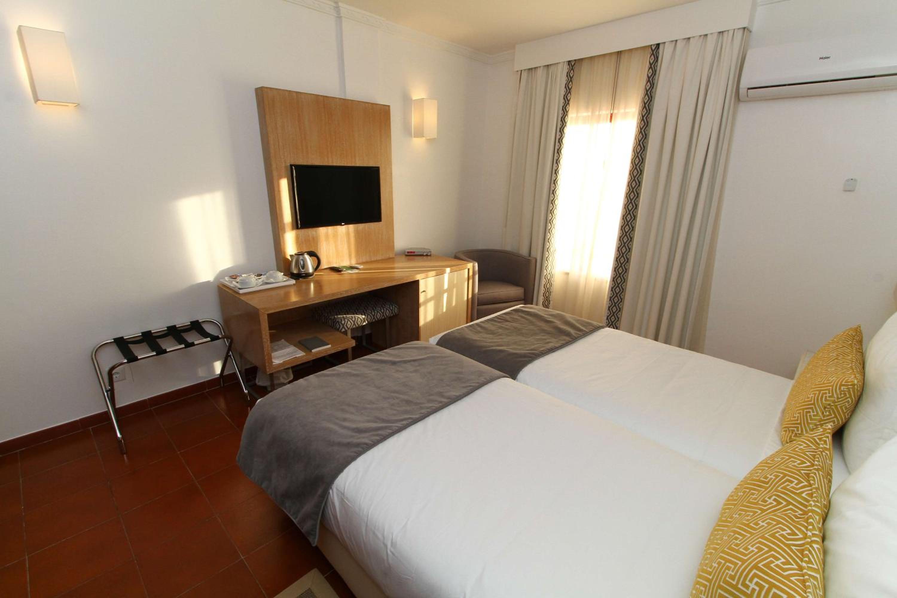 Standard Twin Room - Photo 6
