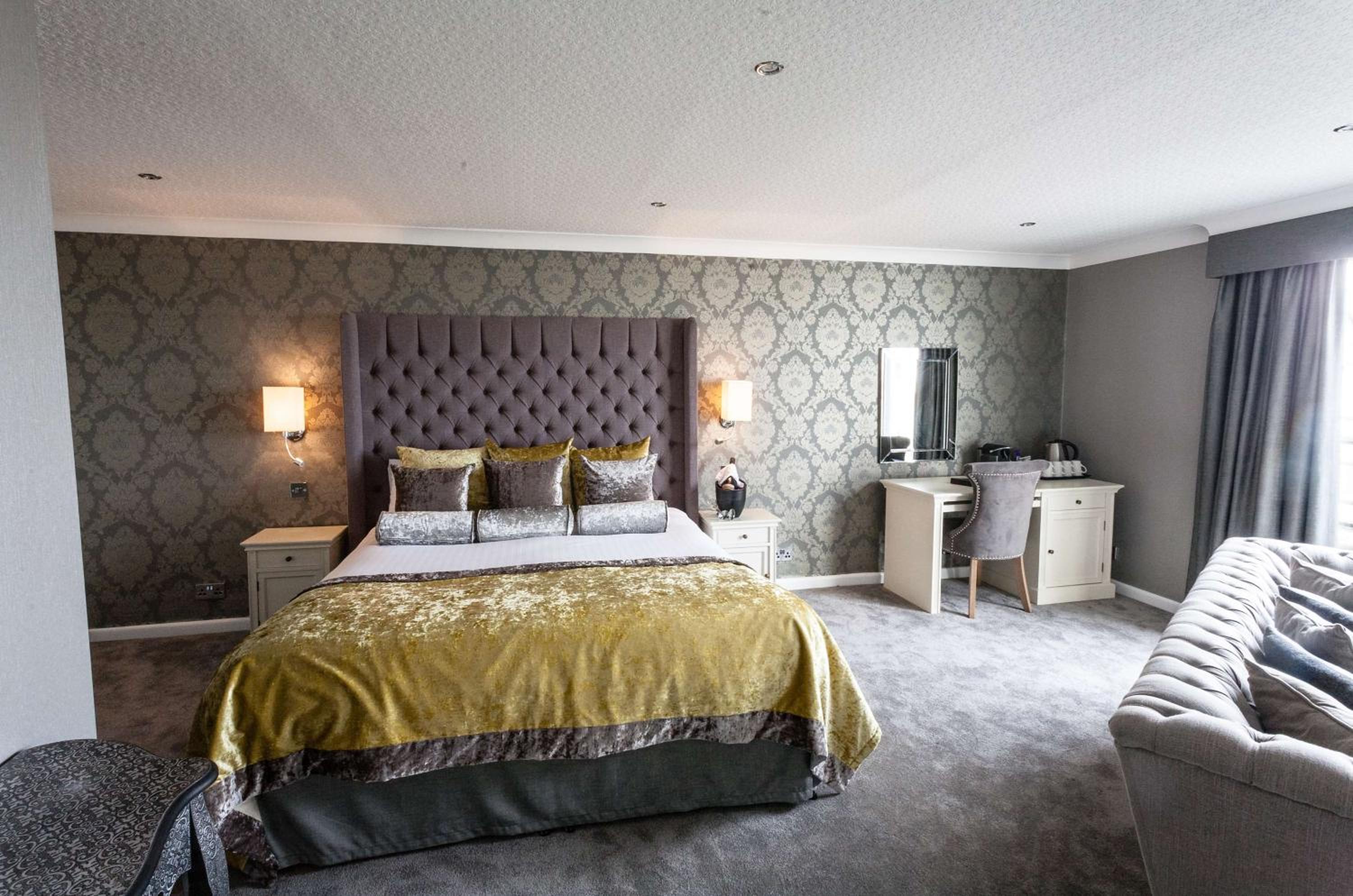 Deluxe Queen Room with Two Single Beds and View - Photo 2