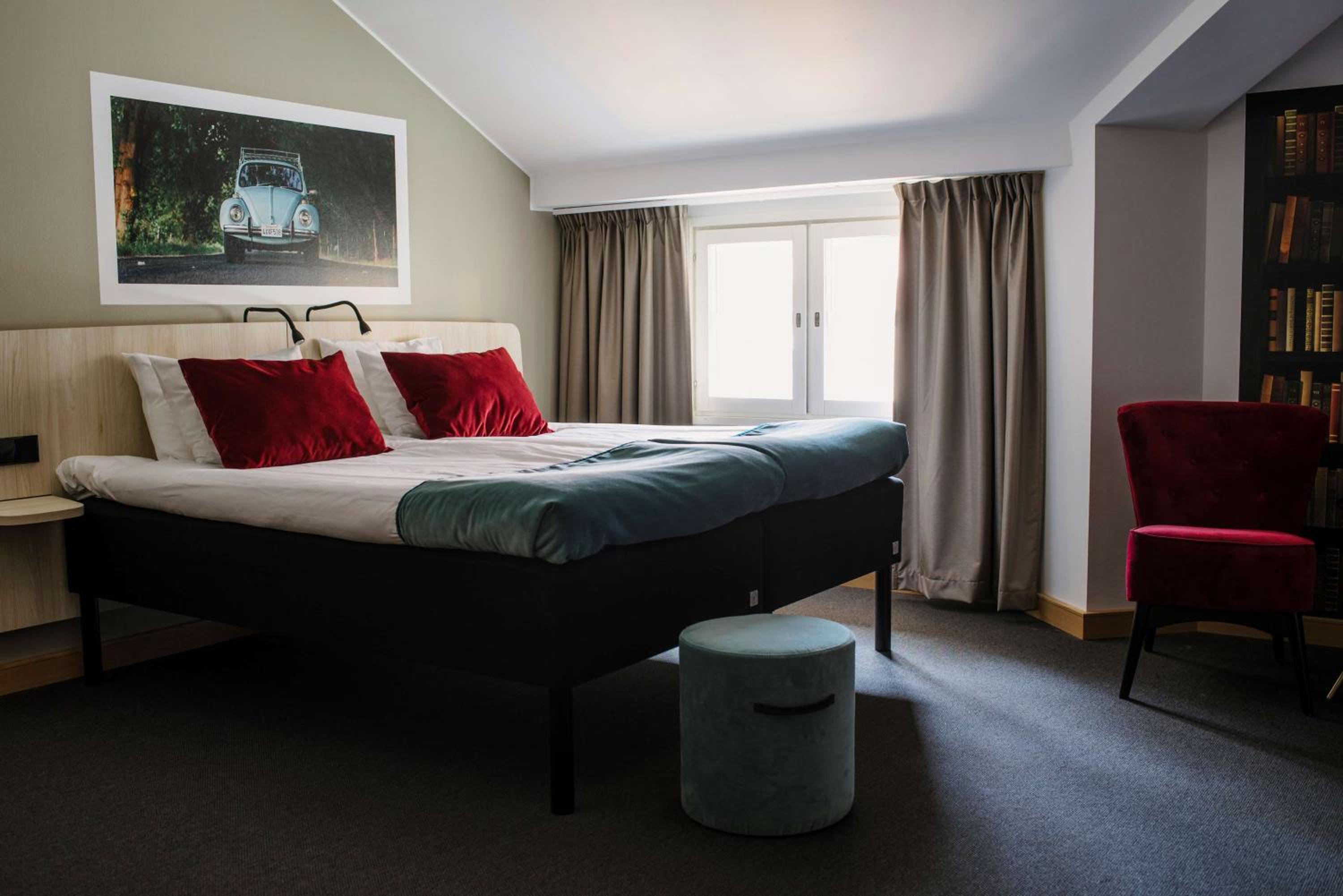 Superior Twin Room thumbnail 6