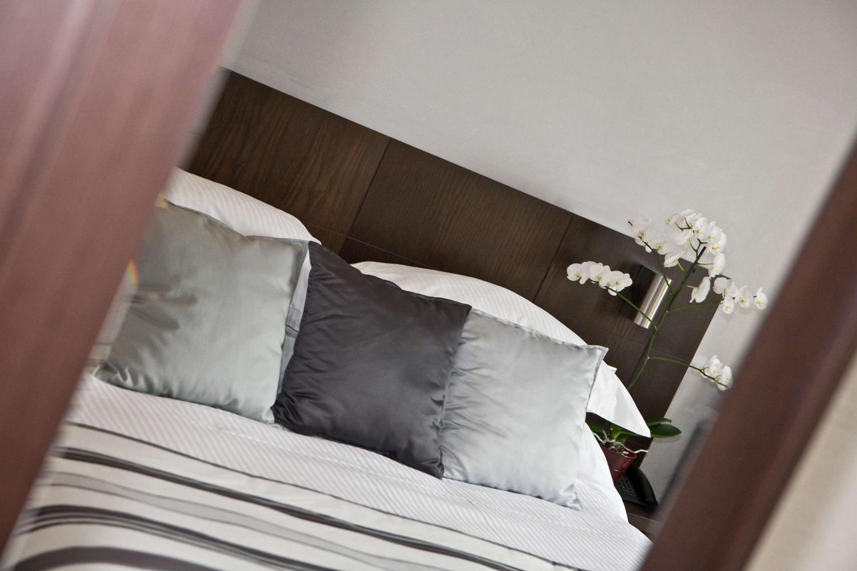 Standard Queen Room