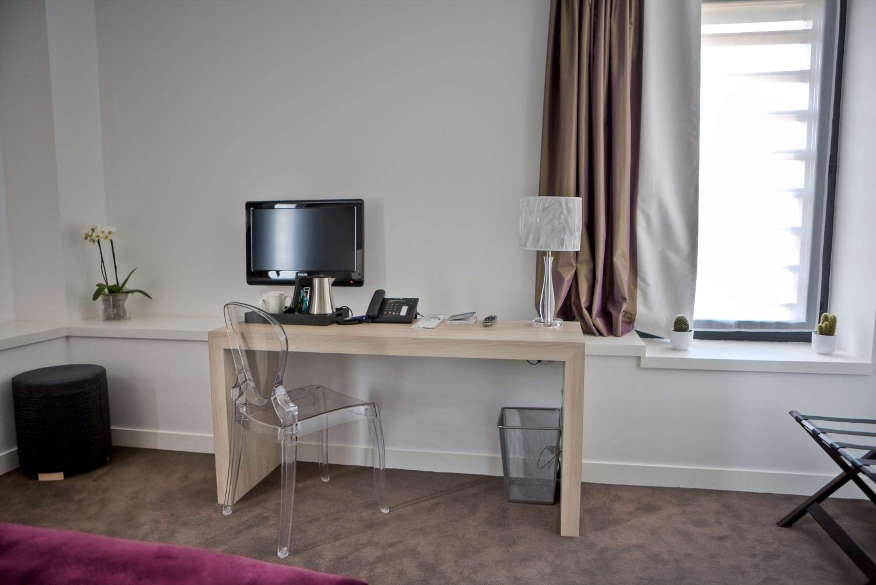 Standard Queen Room with River View - Photo 10