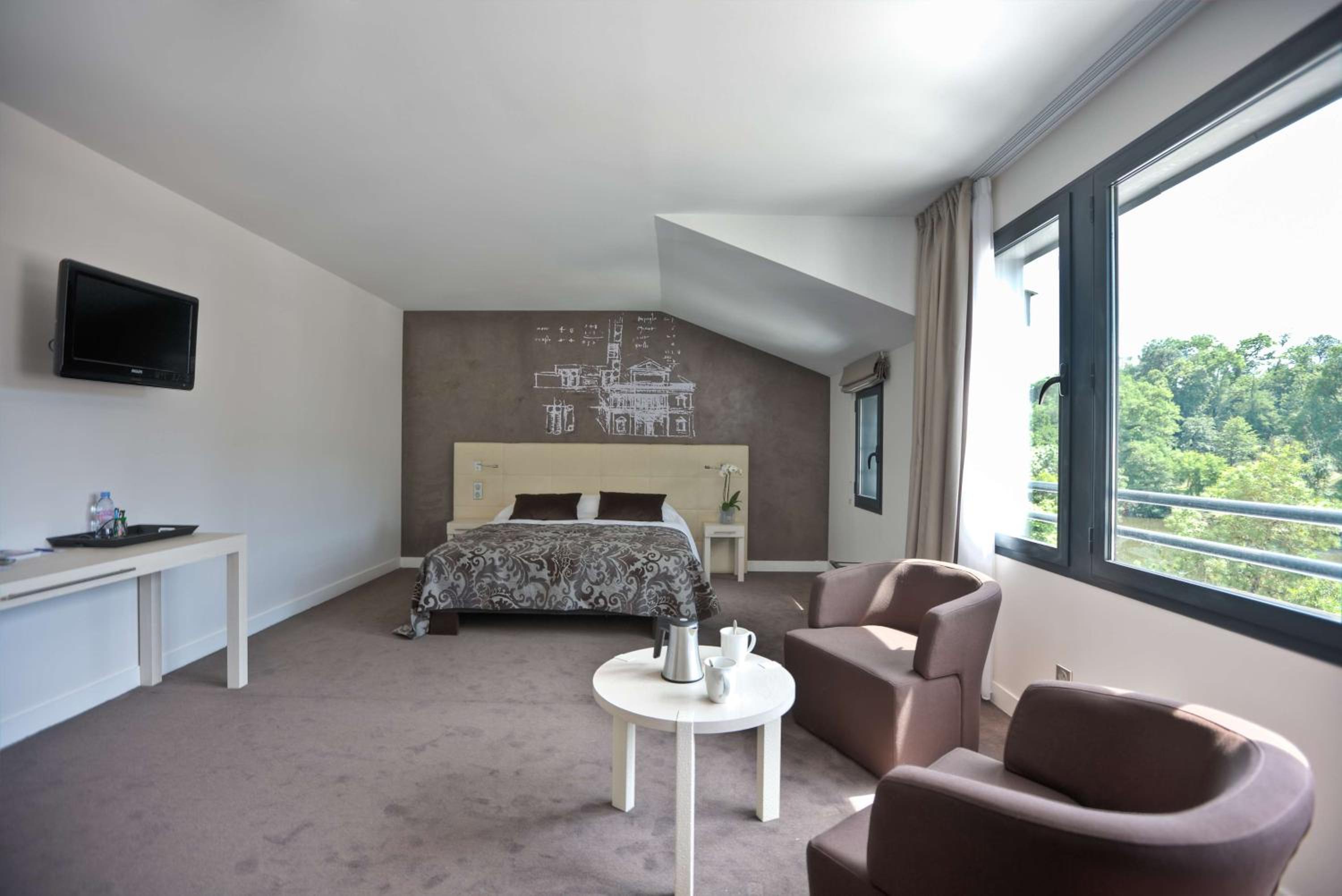Luxury Queen Room with Castle View - Photo 9
