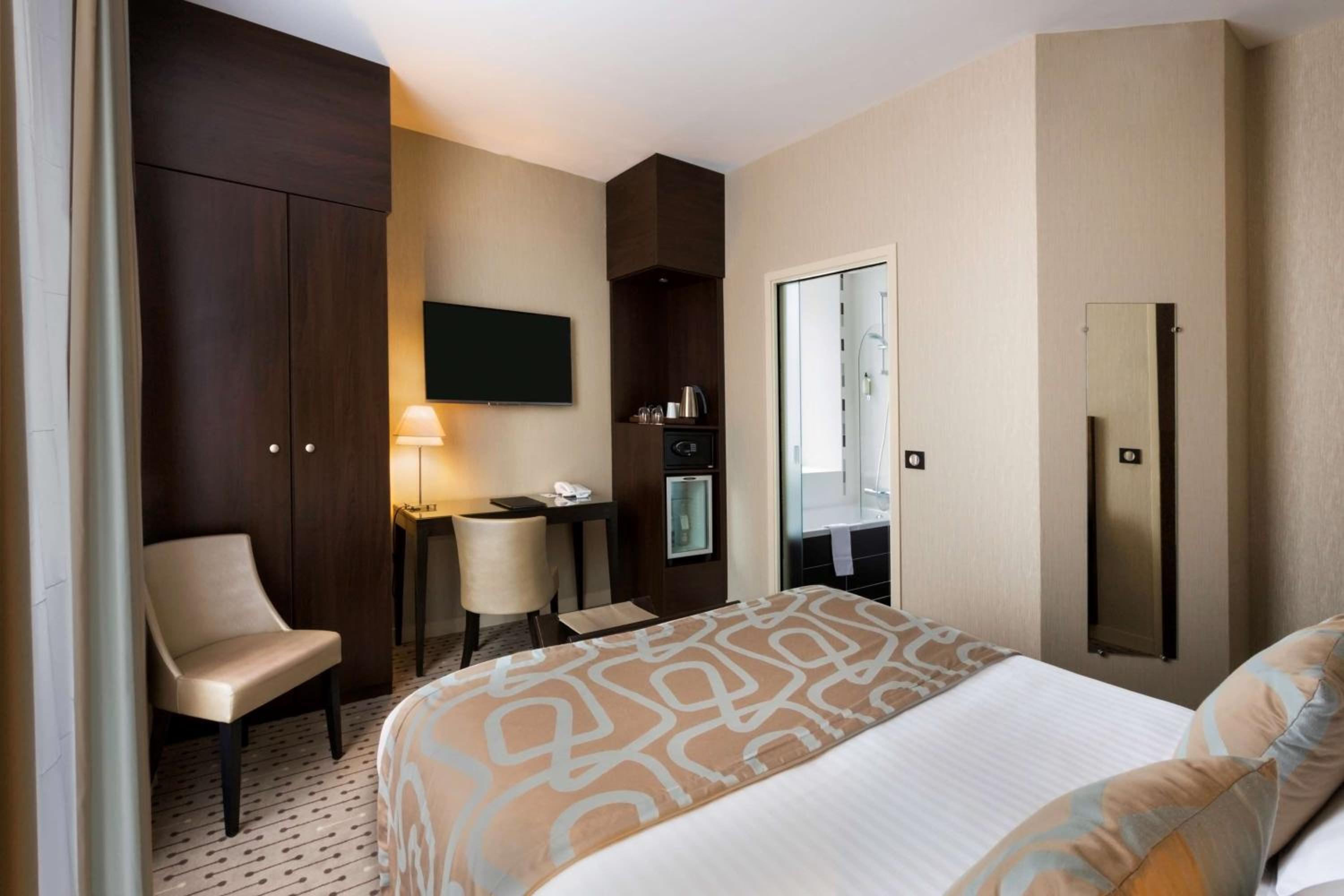 Standard Queen Room - Non-Smoking - Photo 8