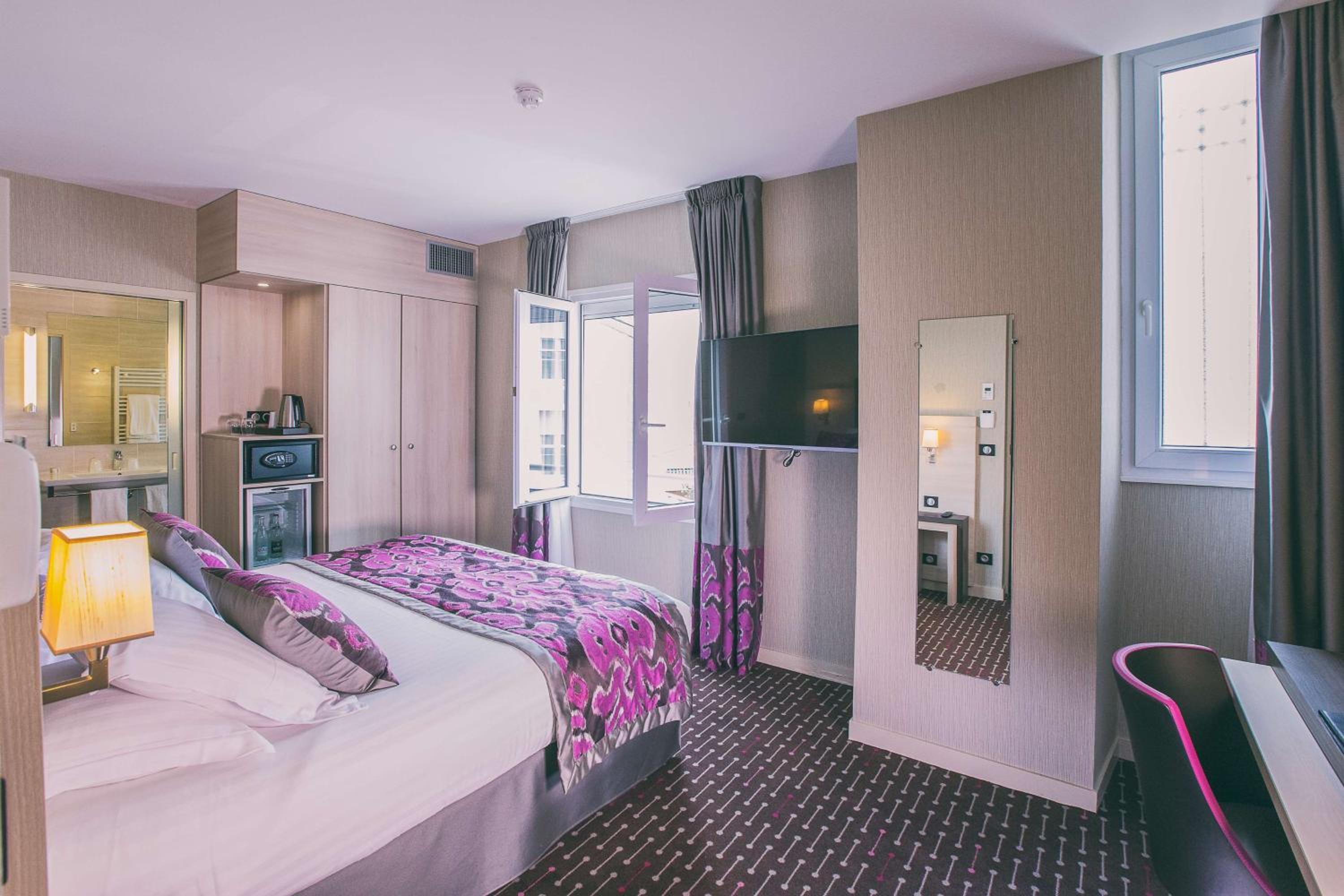 Superior King Room - Non-Smoking - Photo 7