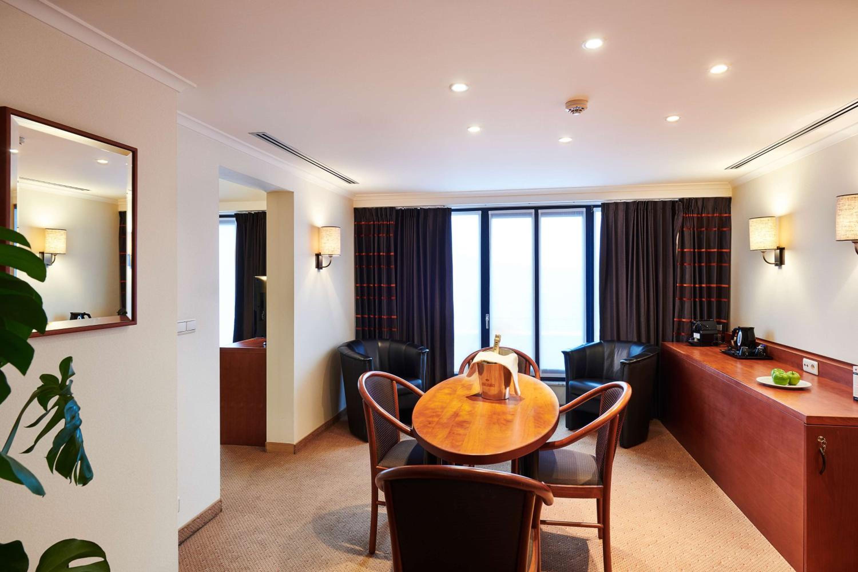 Royal Suite with whirlpool and steambath photo 2