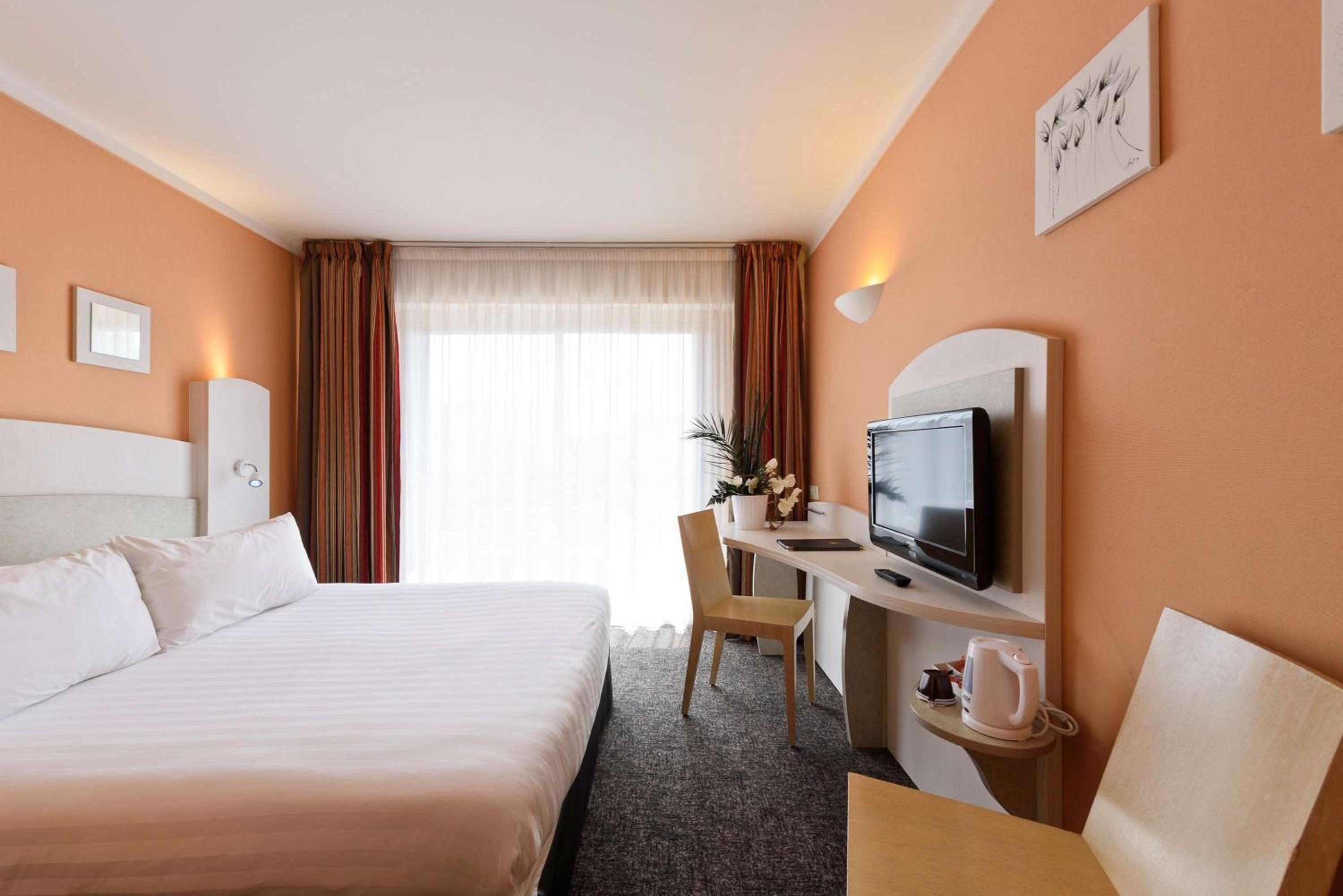 Comfort Queen Room with Balcony - Photo 1