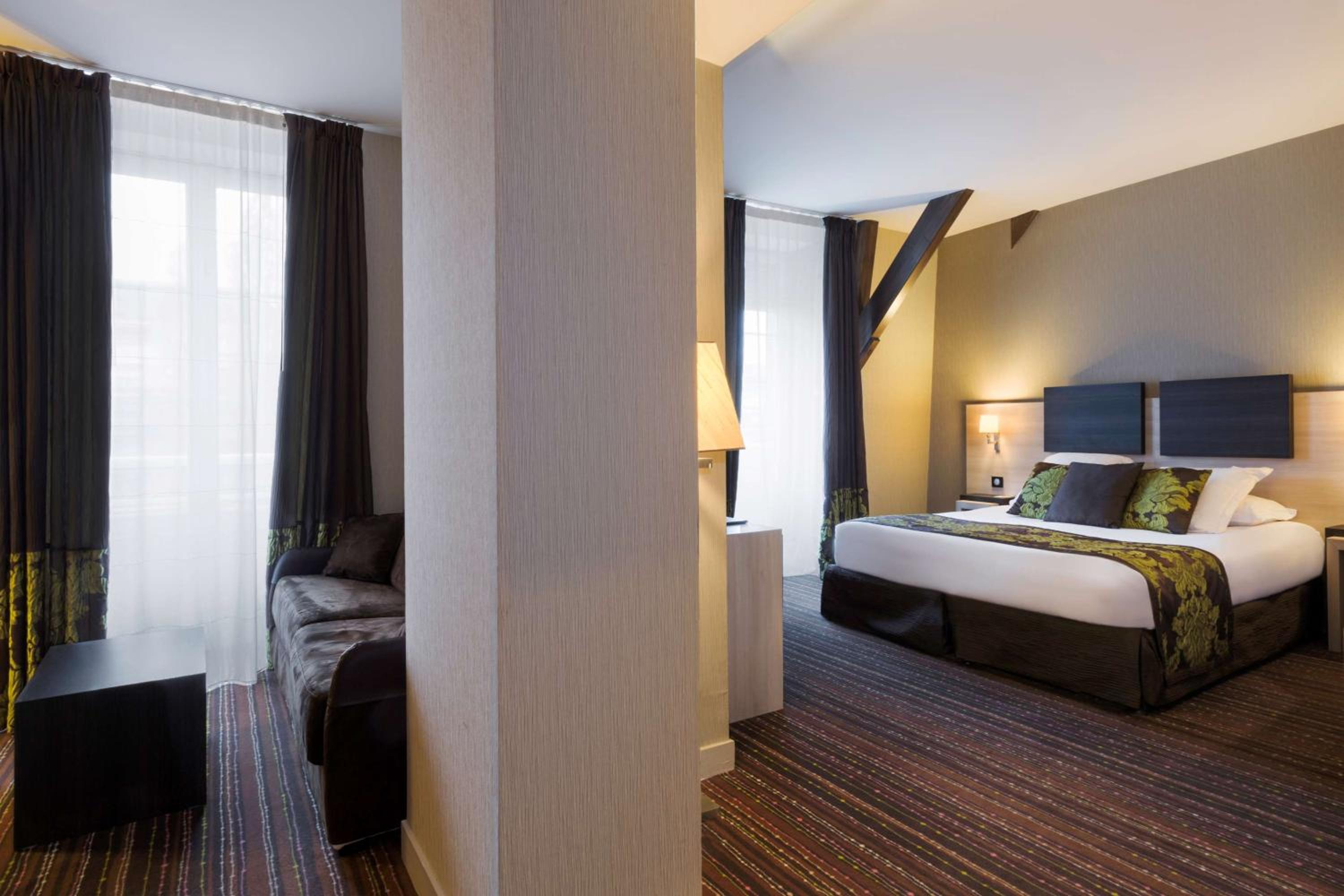 Executive King Suite with Living Room - Photo 9