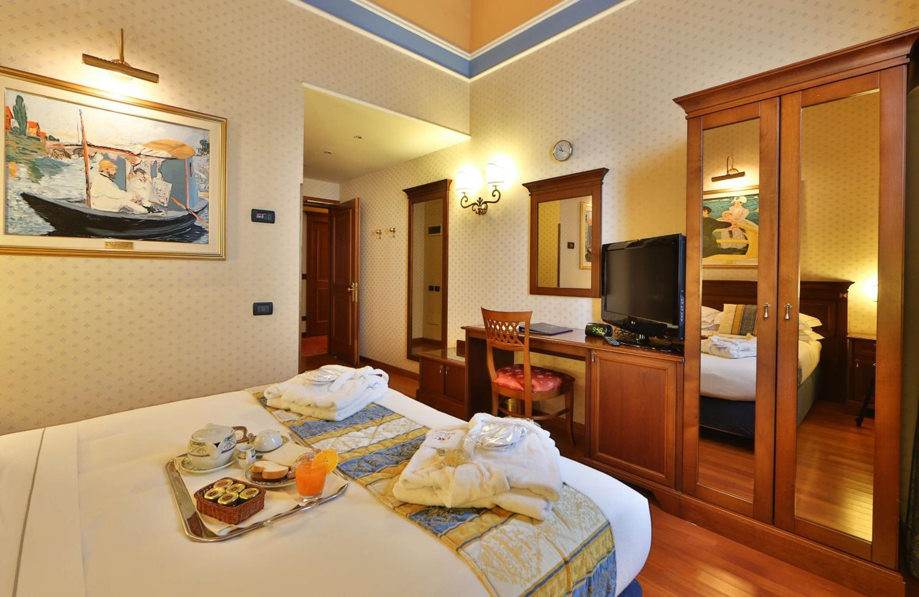Standard Double Room - Photo 7