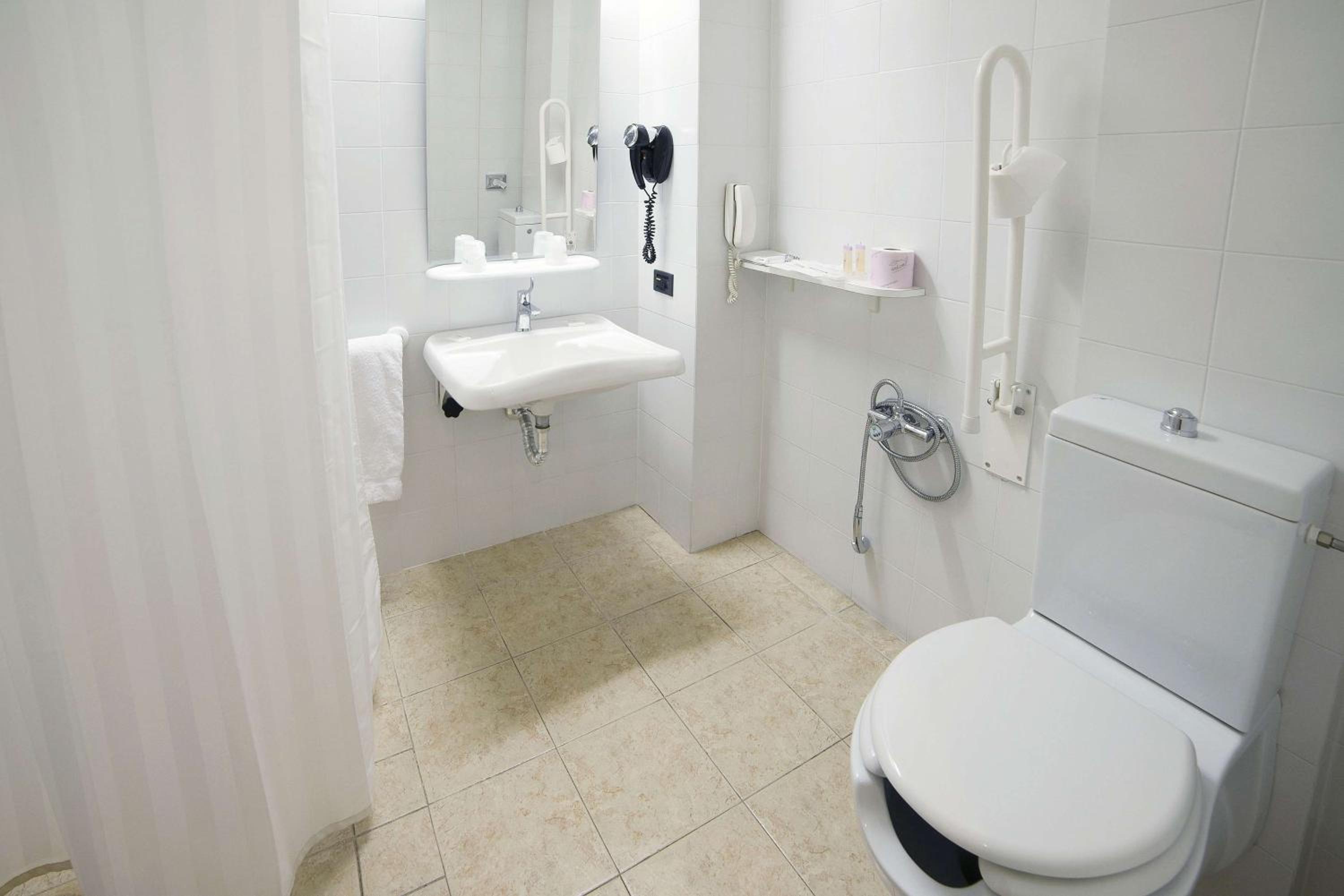 Twin Room - Disability Access - Photo 7