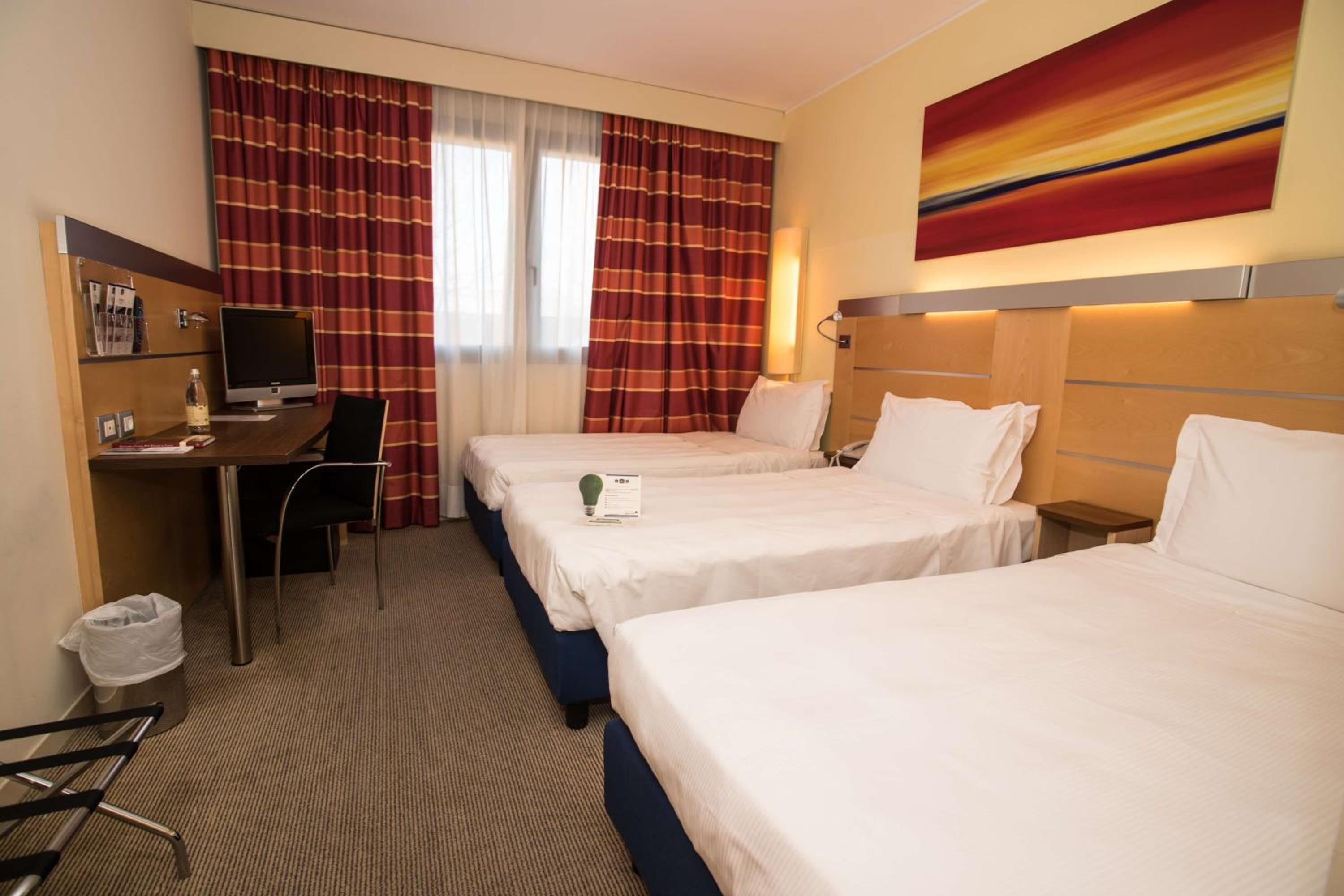 Classic Triple Room with Three Single Beds - Photo 1
