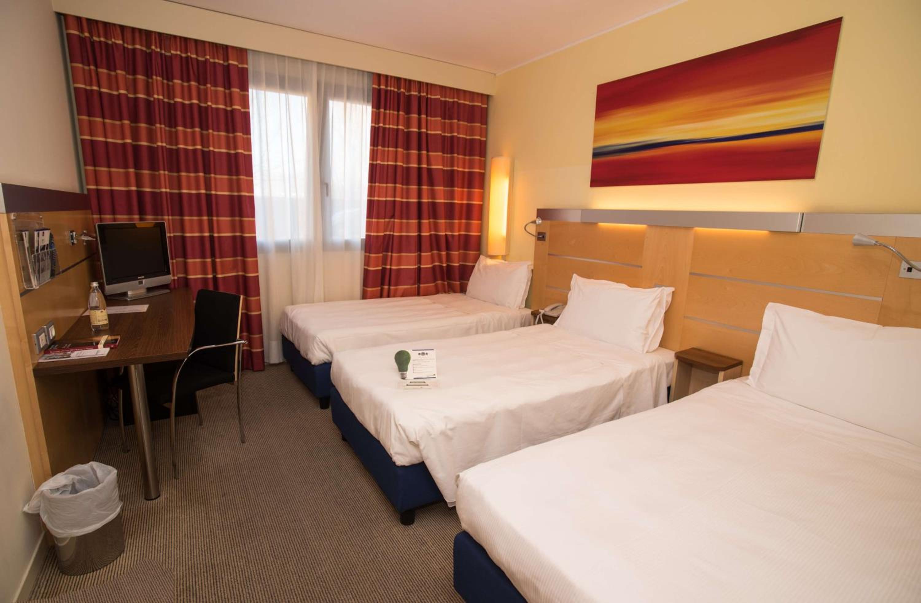 Classic Triple Room with Three Single Beds - Photo 5