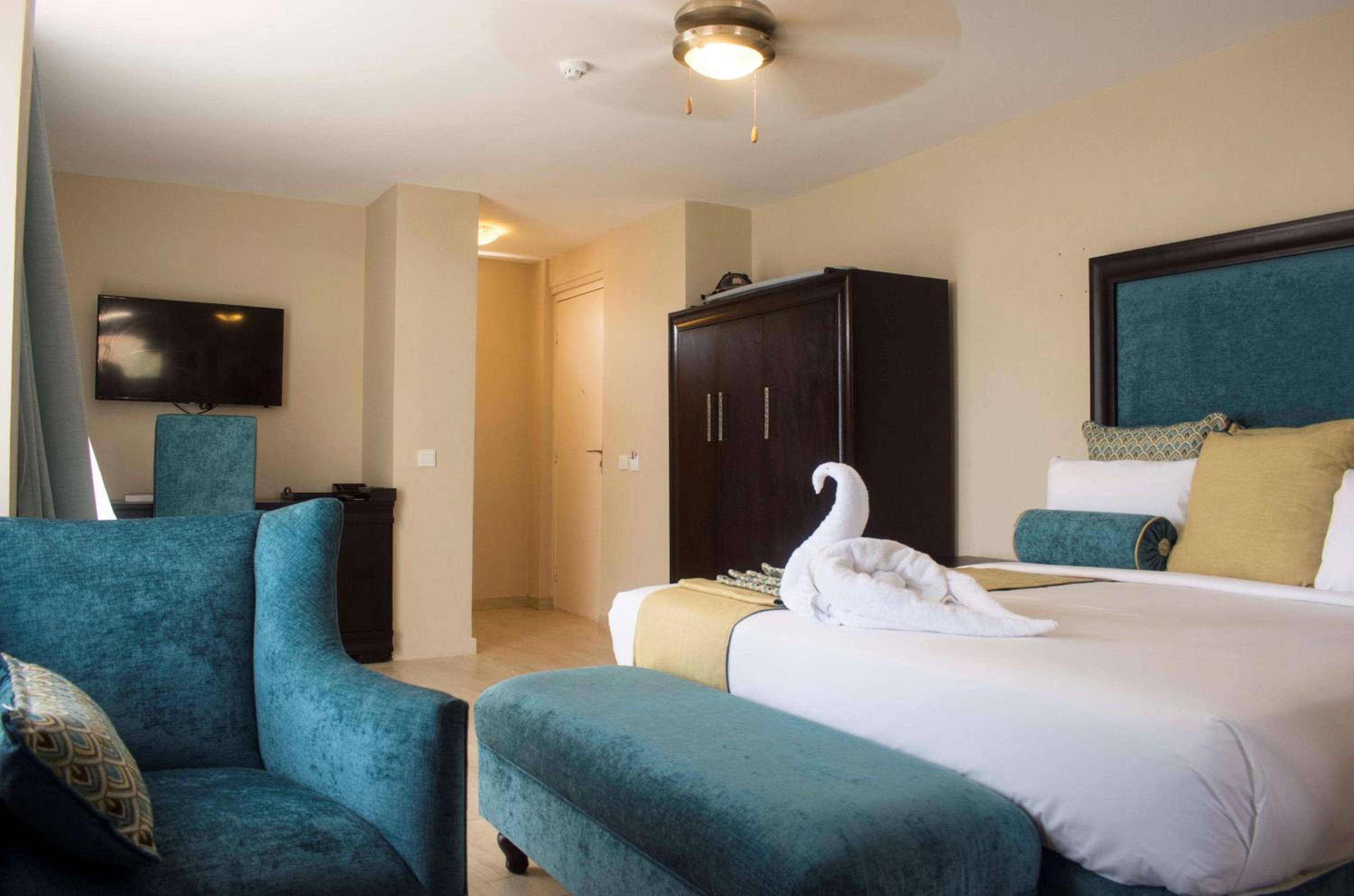 Classic King Room with Sea View - Photo 4