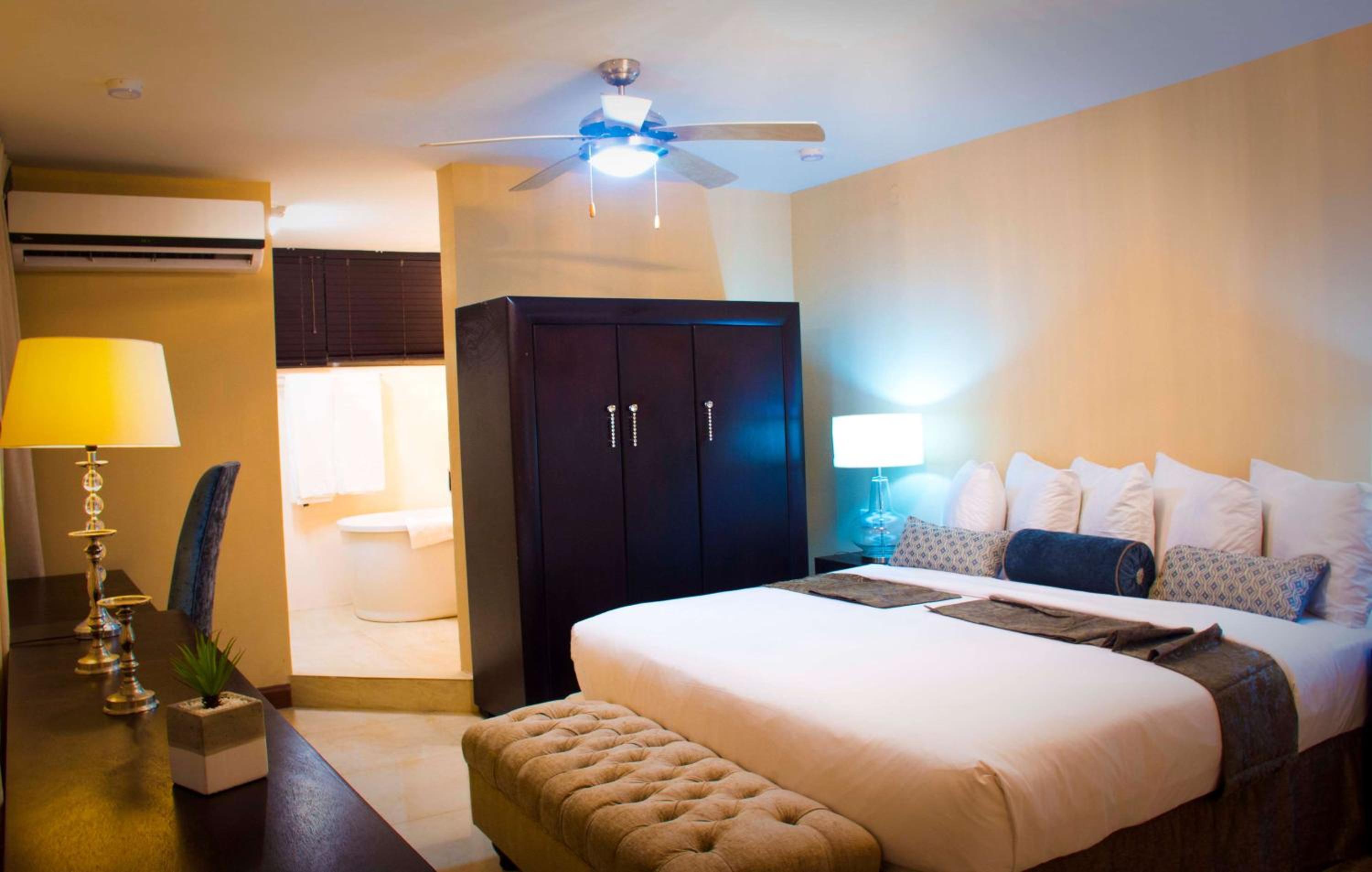 Classic King Room with Sea View - Photo 3