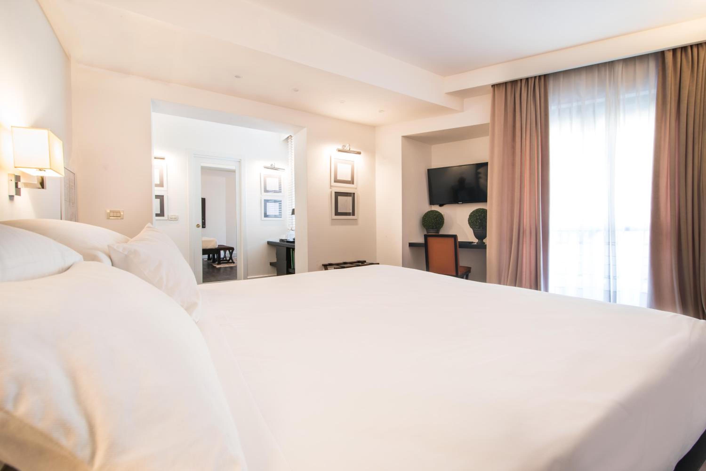 Junior Suite with Balcony - Photo 6