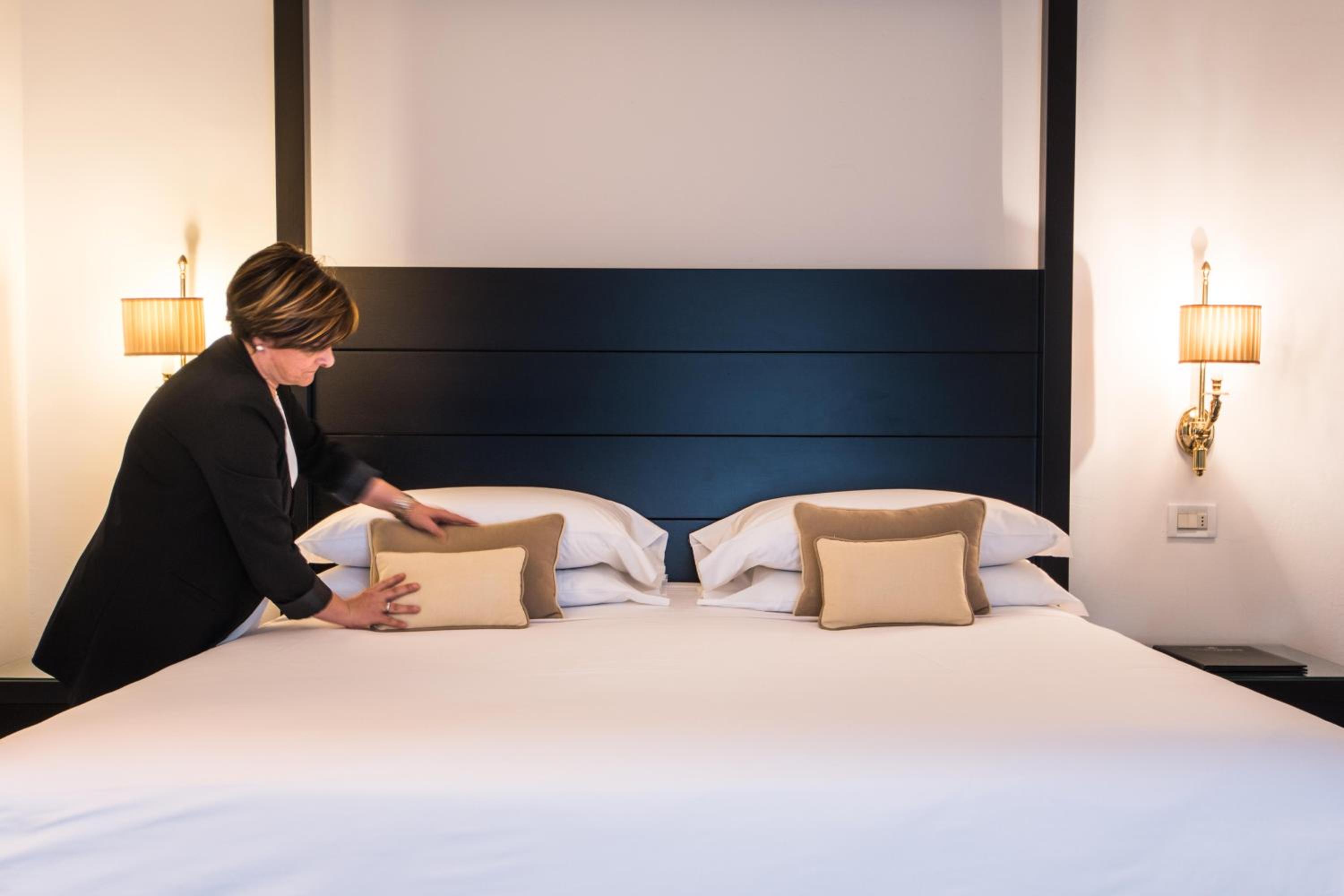 Junior Suite with Balcony - Photo 10