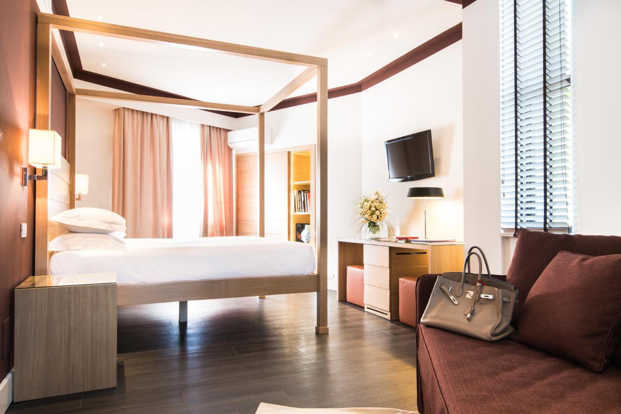 Junior Suite with Balcony - Photo 18