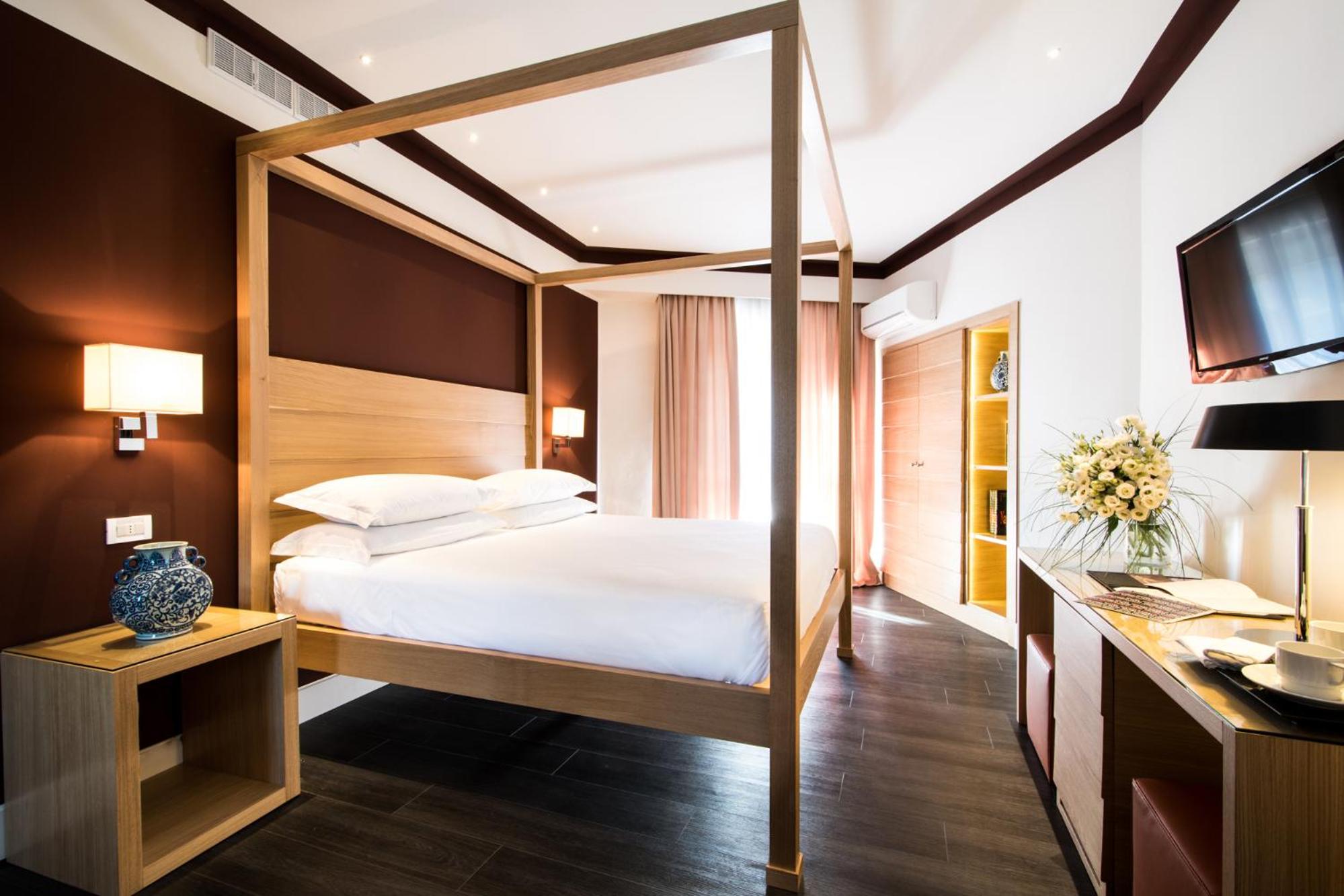 Junior Suite with Balcony - Photo 19