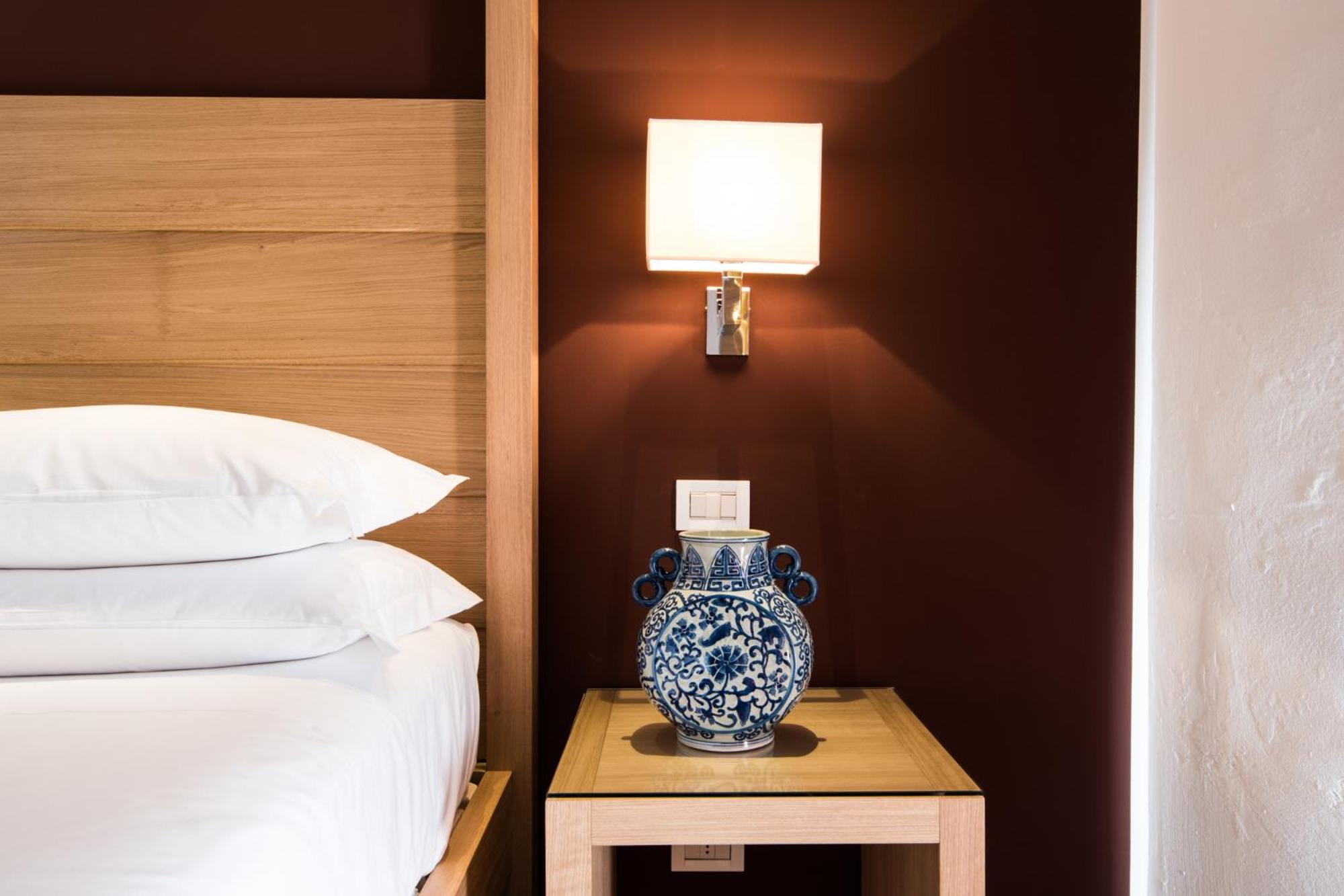 Junior Suite with Balcony - Photo 2