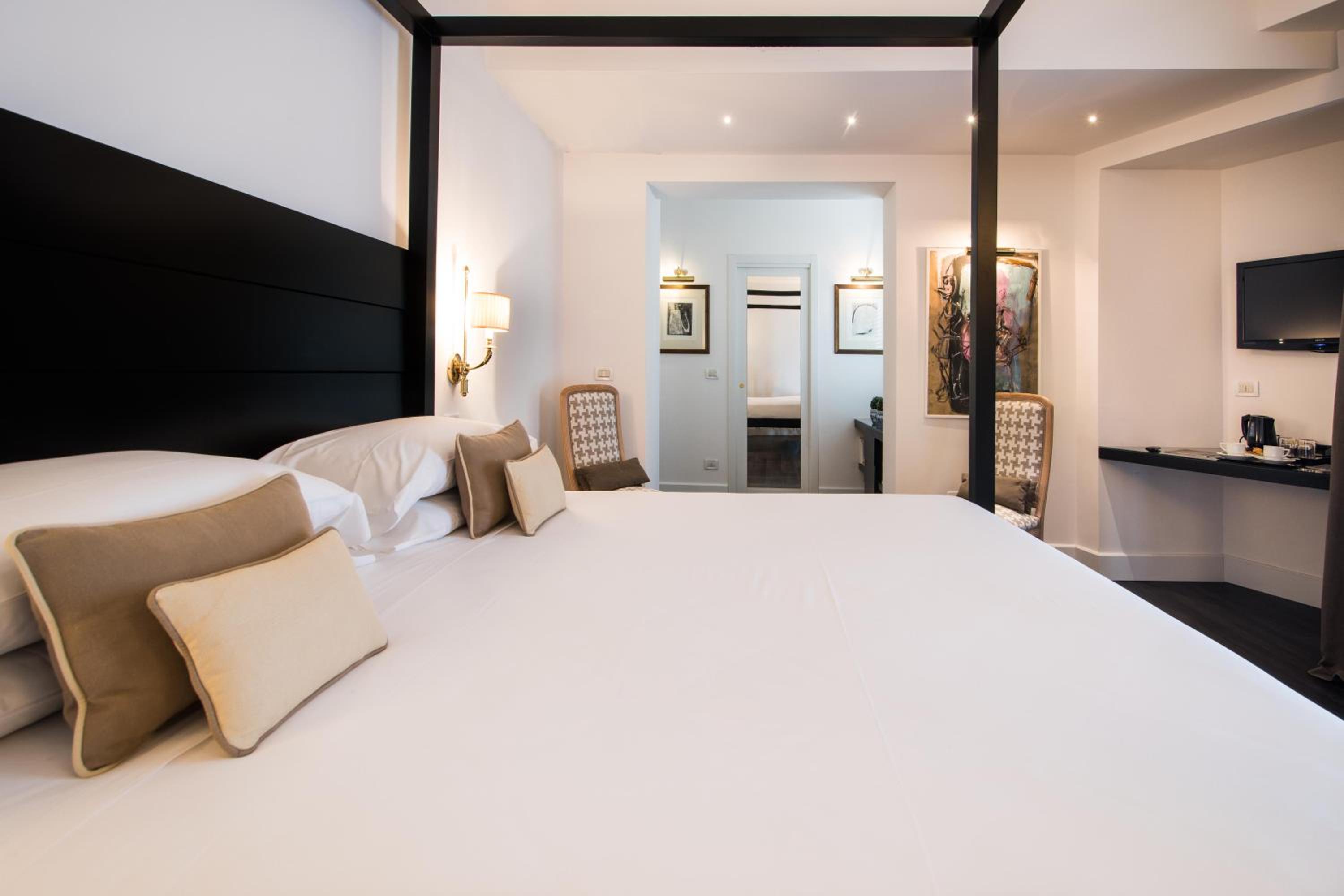 Junior Suite with Balcony - Photo 21
