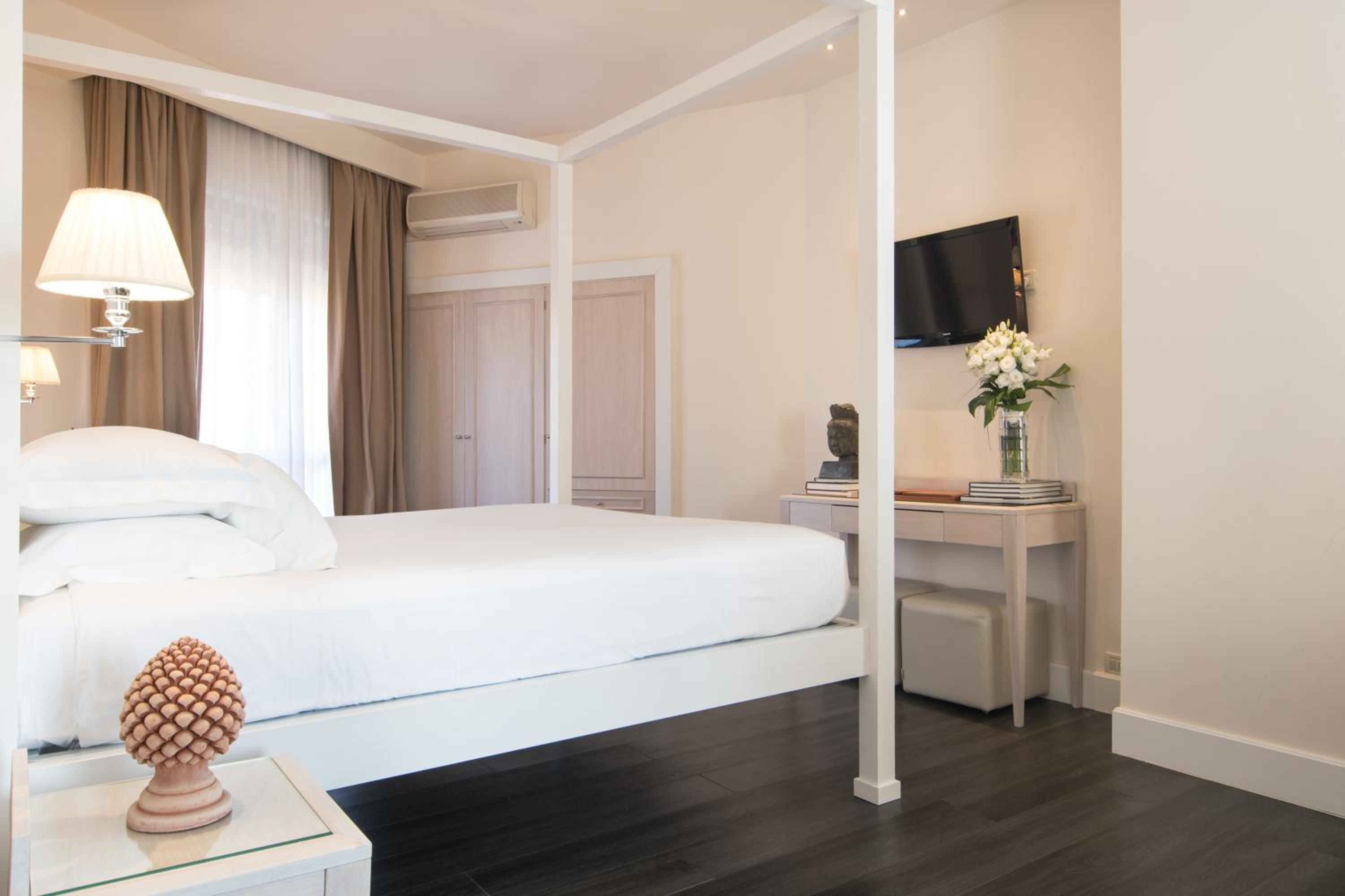 Junior Suite with Balcony - Photo 1