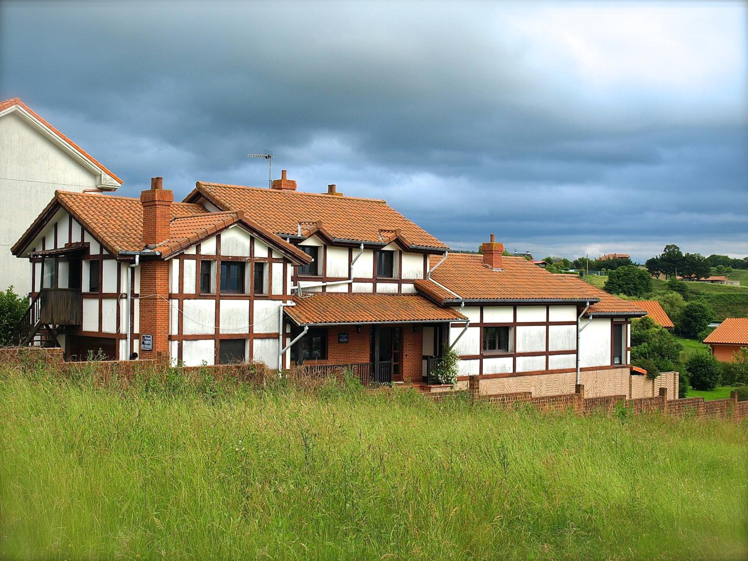 Three-Bedroom House photo 3