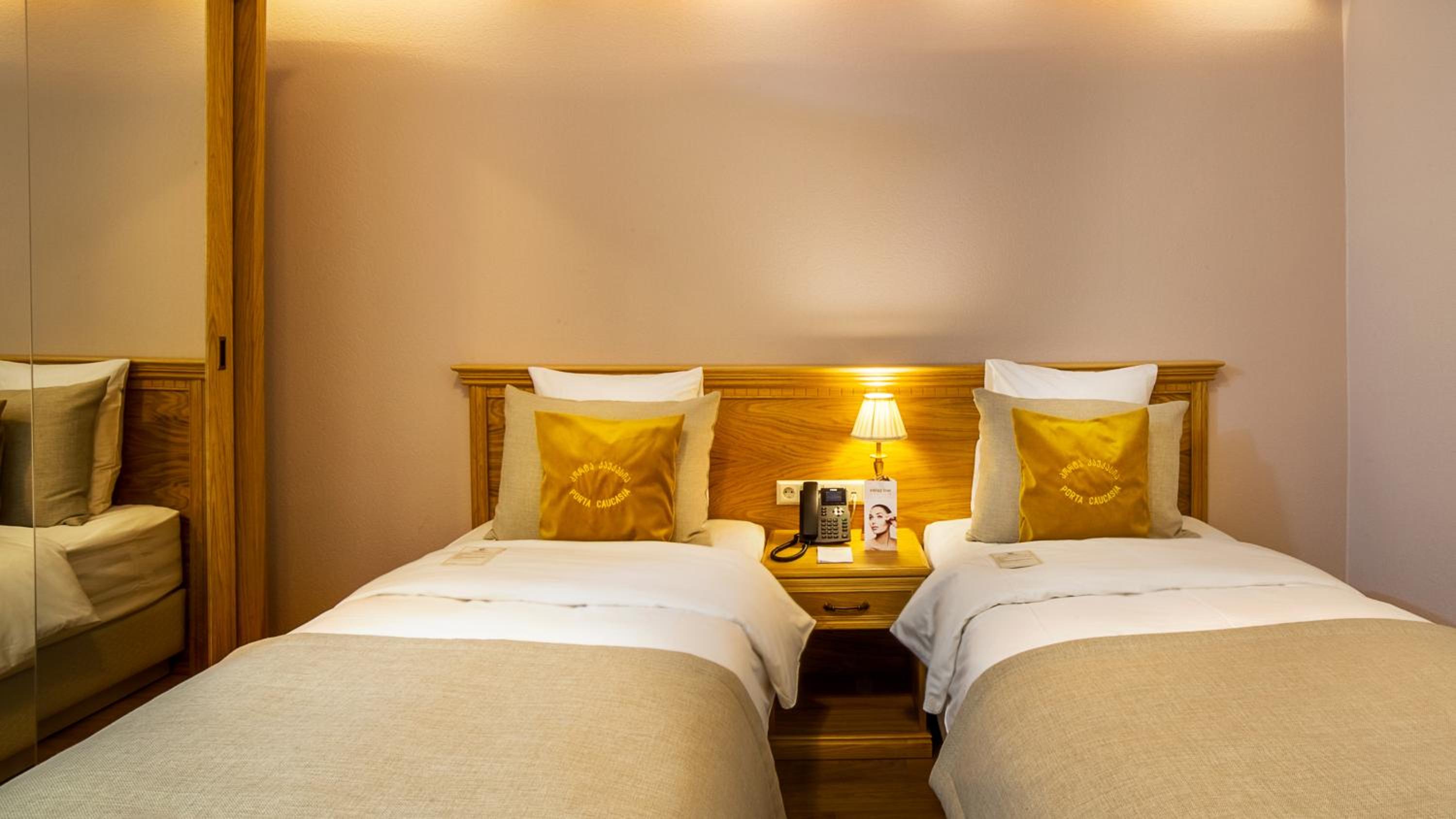 Standard Twin Room with Front View - Photo 4