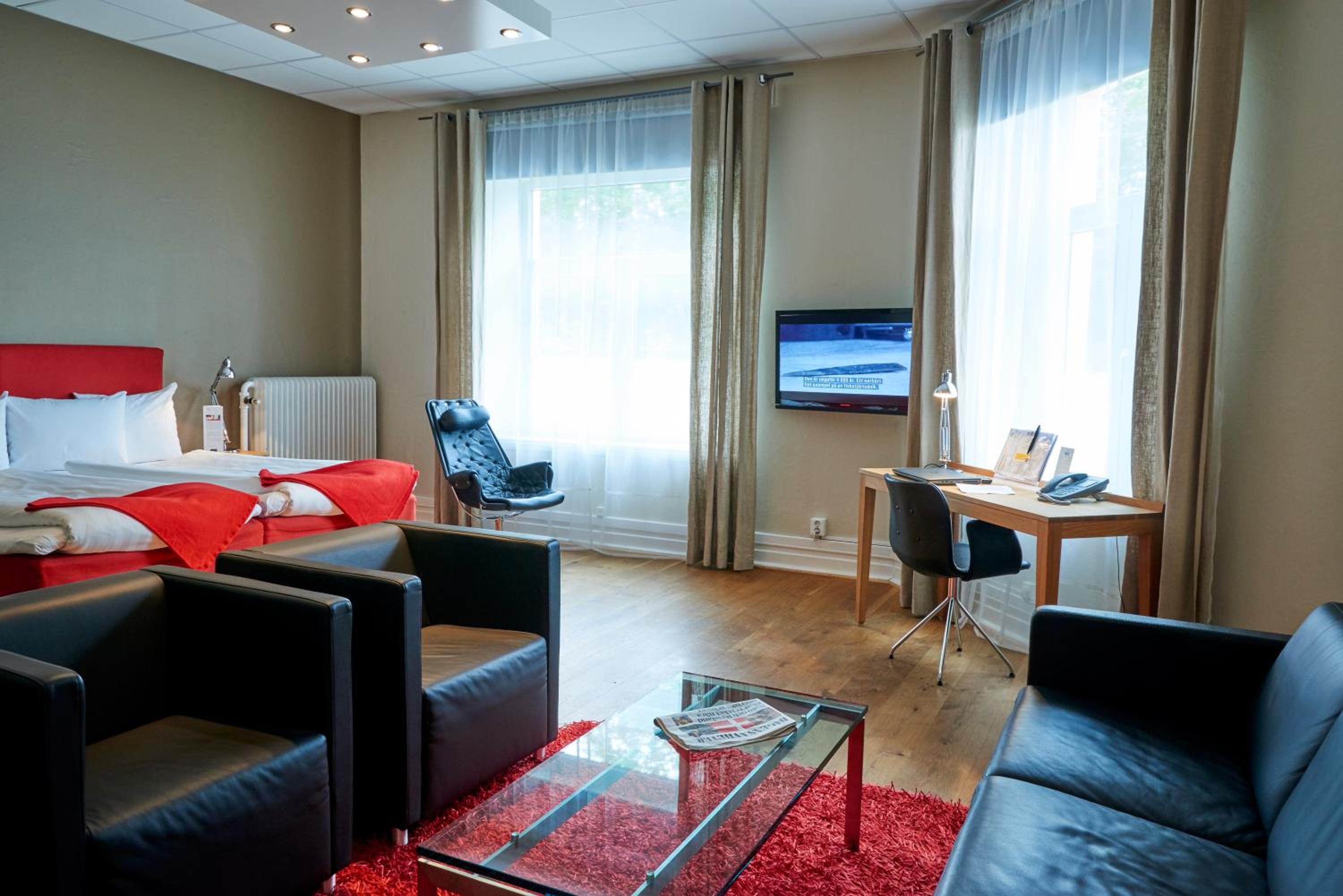 Deluxe Double King Room - Photo 12