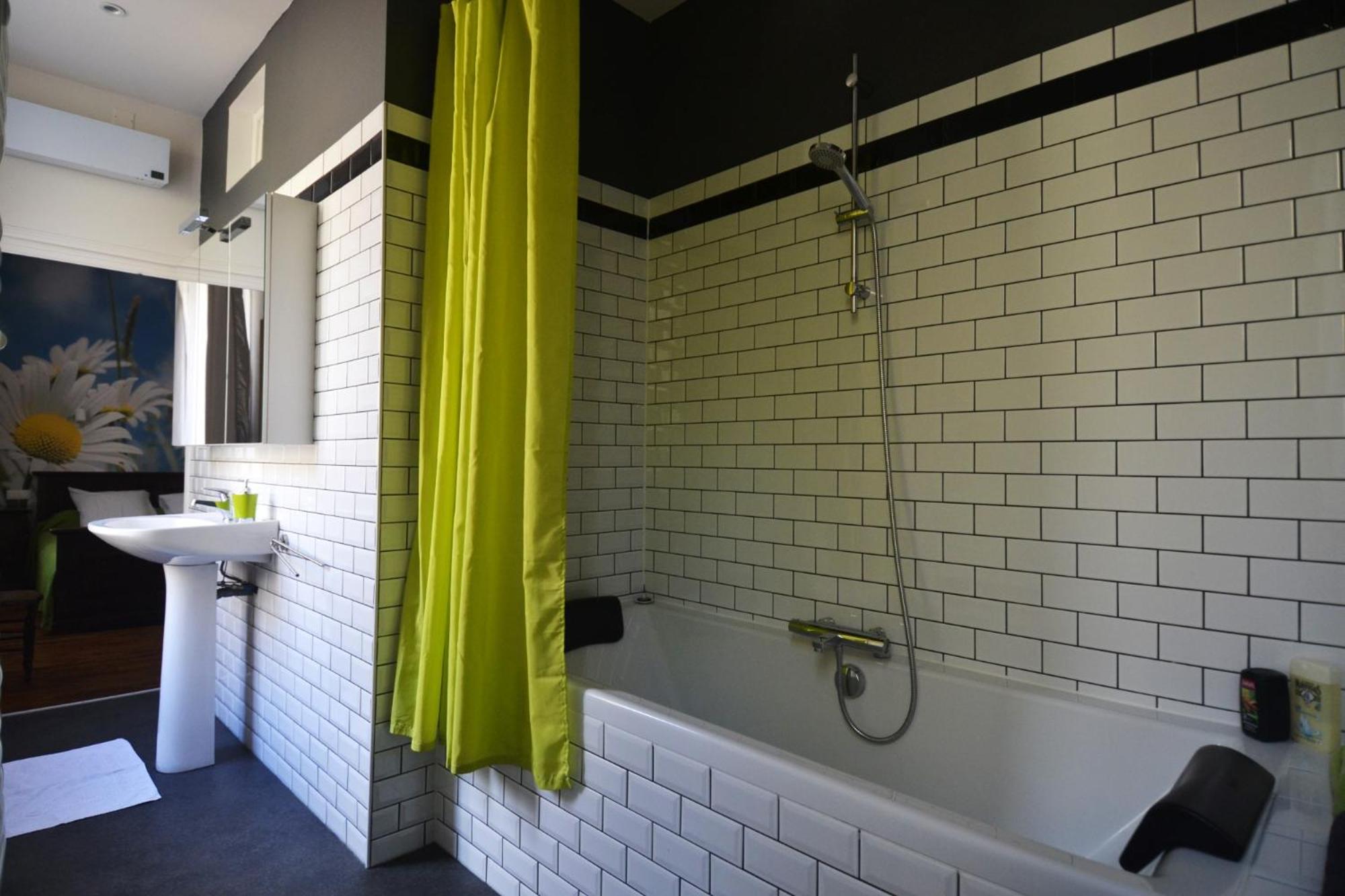 Classic Double Room with Bath and Shower - Photo 3
