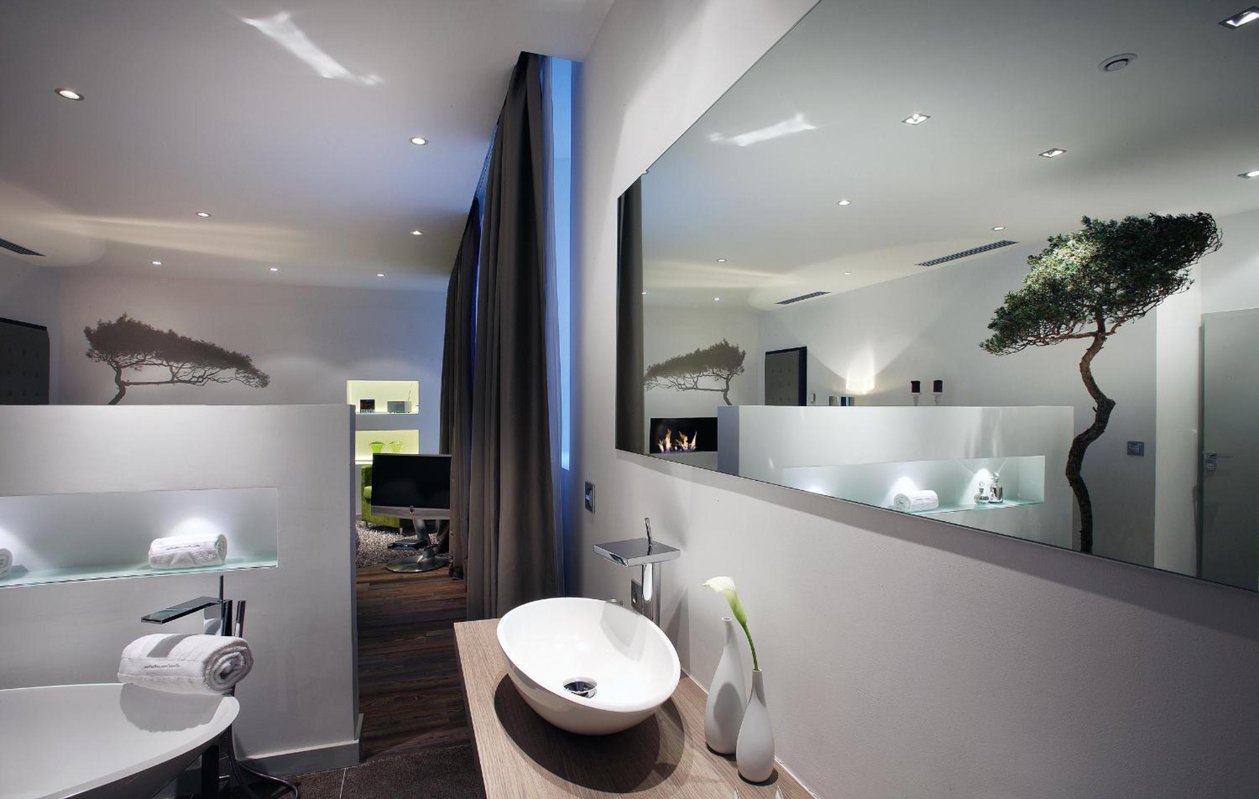 Executive Suite with Balcony - Photo 7