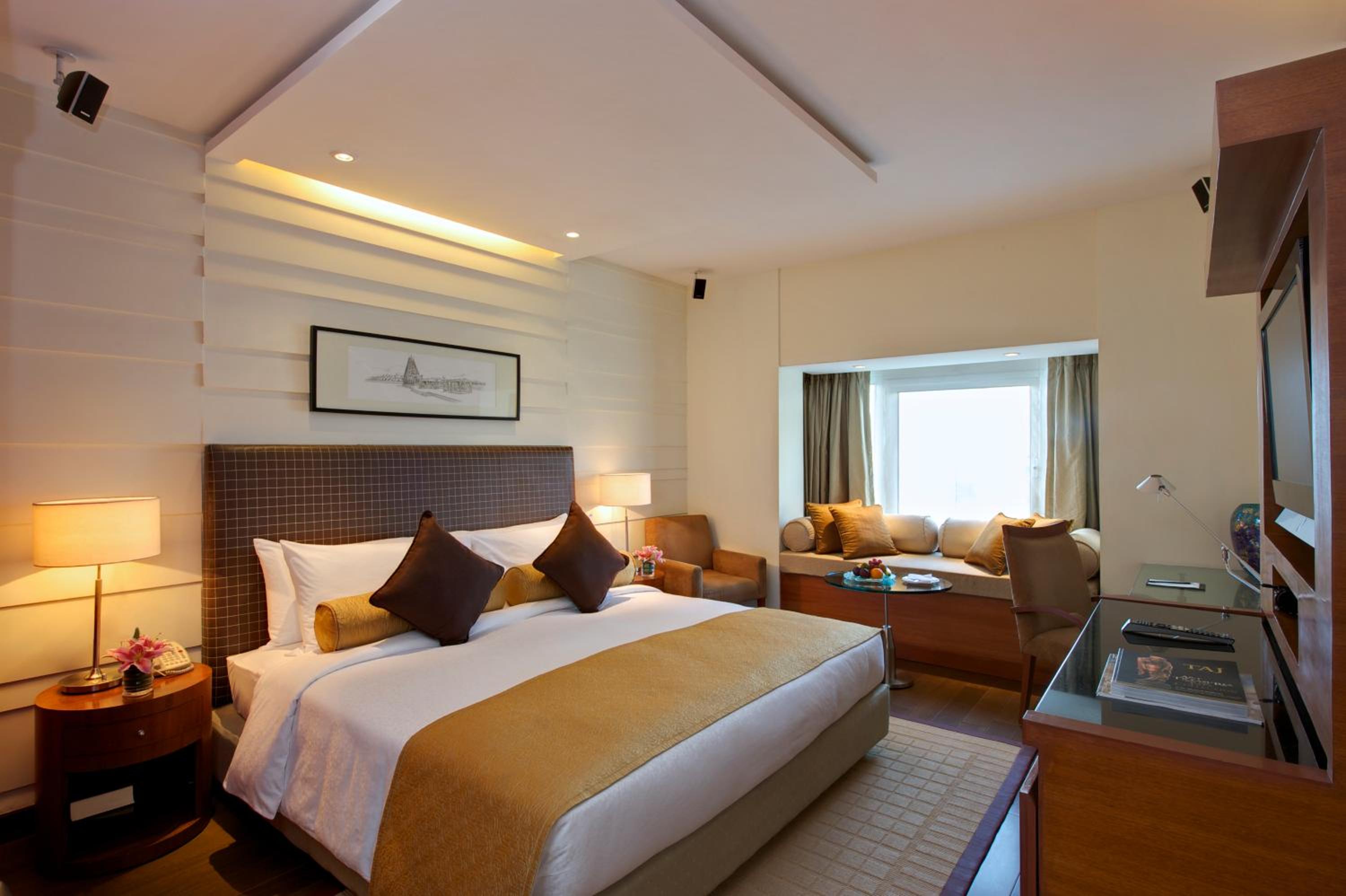 Luxury Room with King Bed - Photo 2