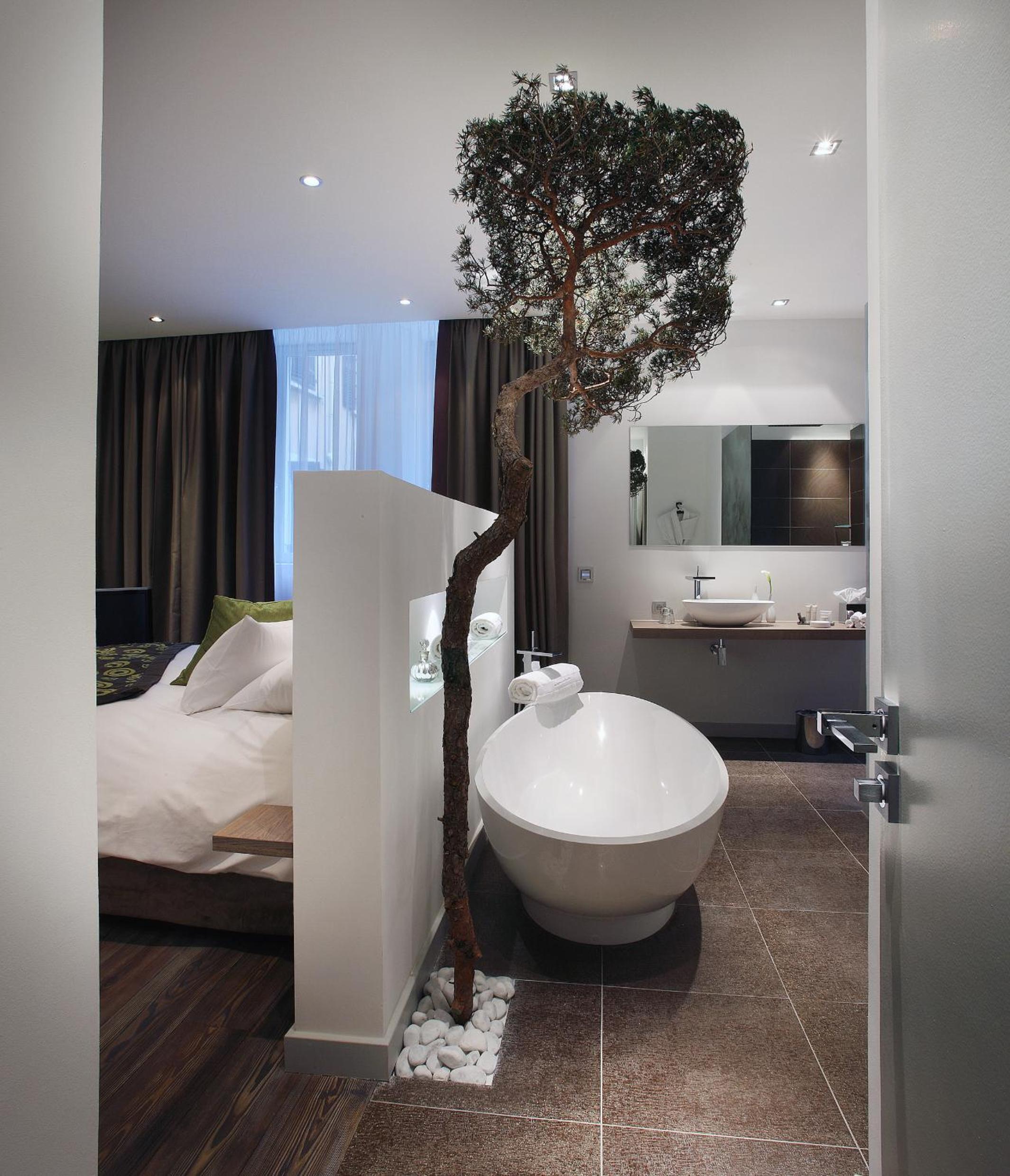 Executive Suite with Balcony - Photo 10