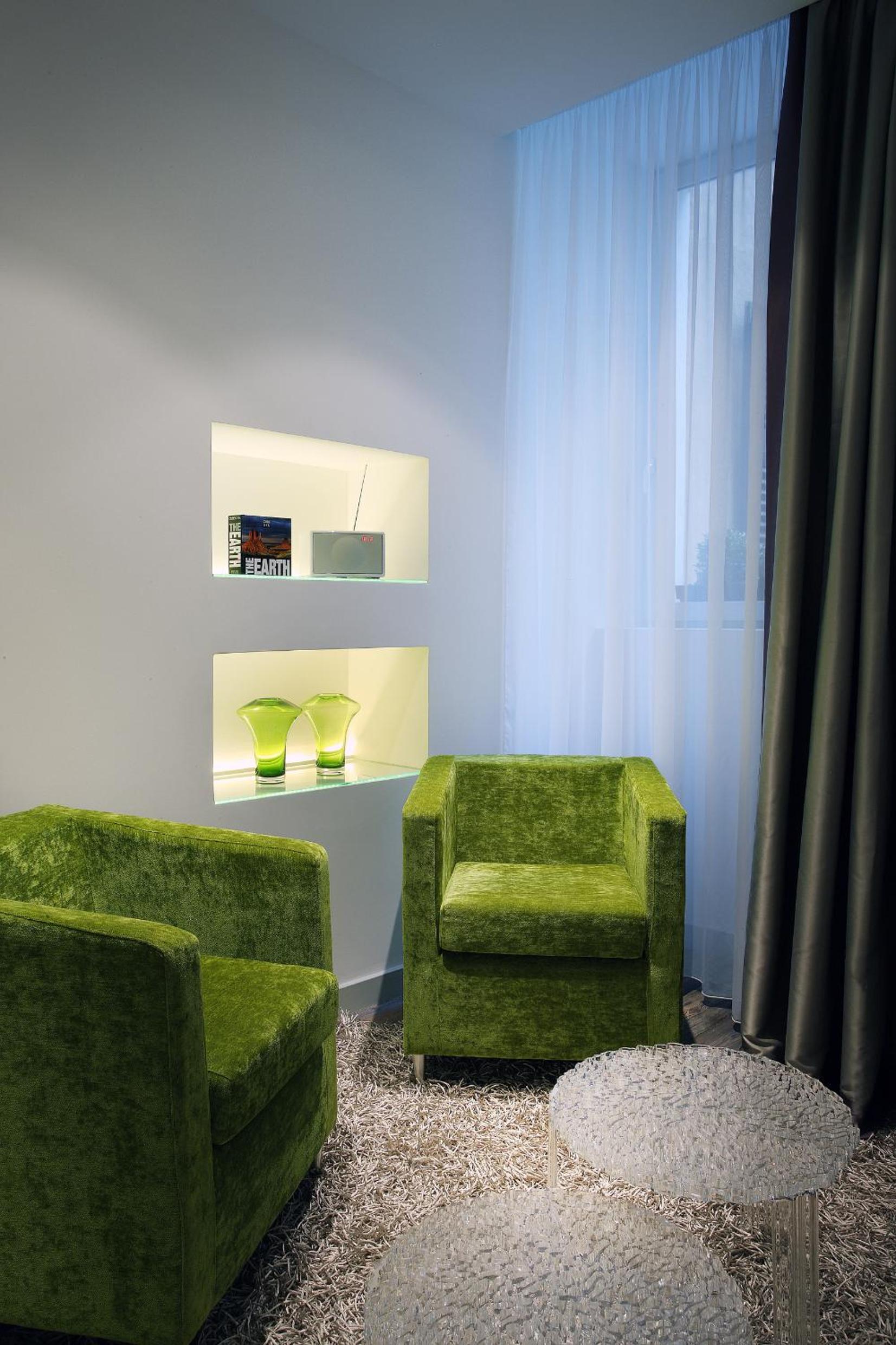 Executive Suite with Balcony - Photo 6