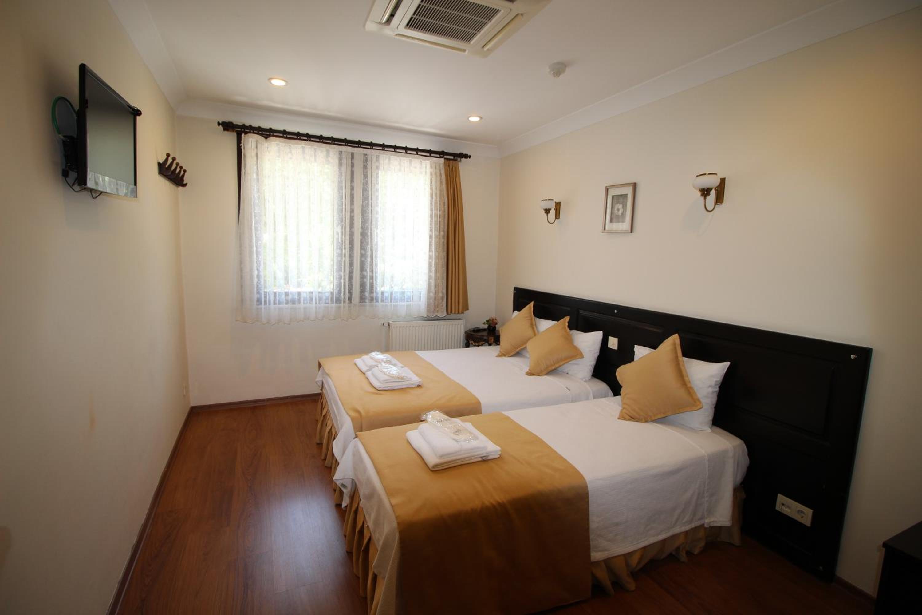 Standard Triple Room with Garden View photo 2
