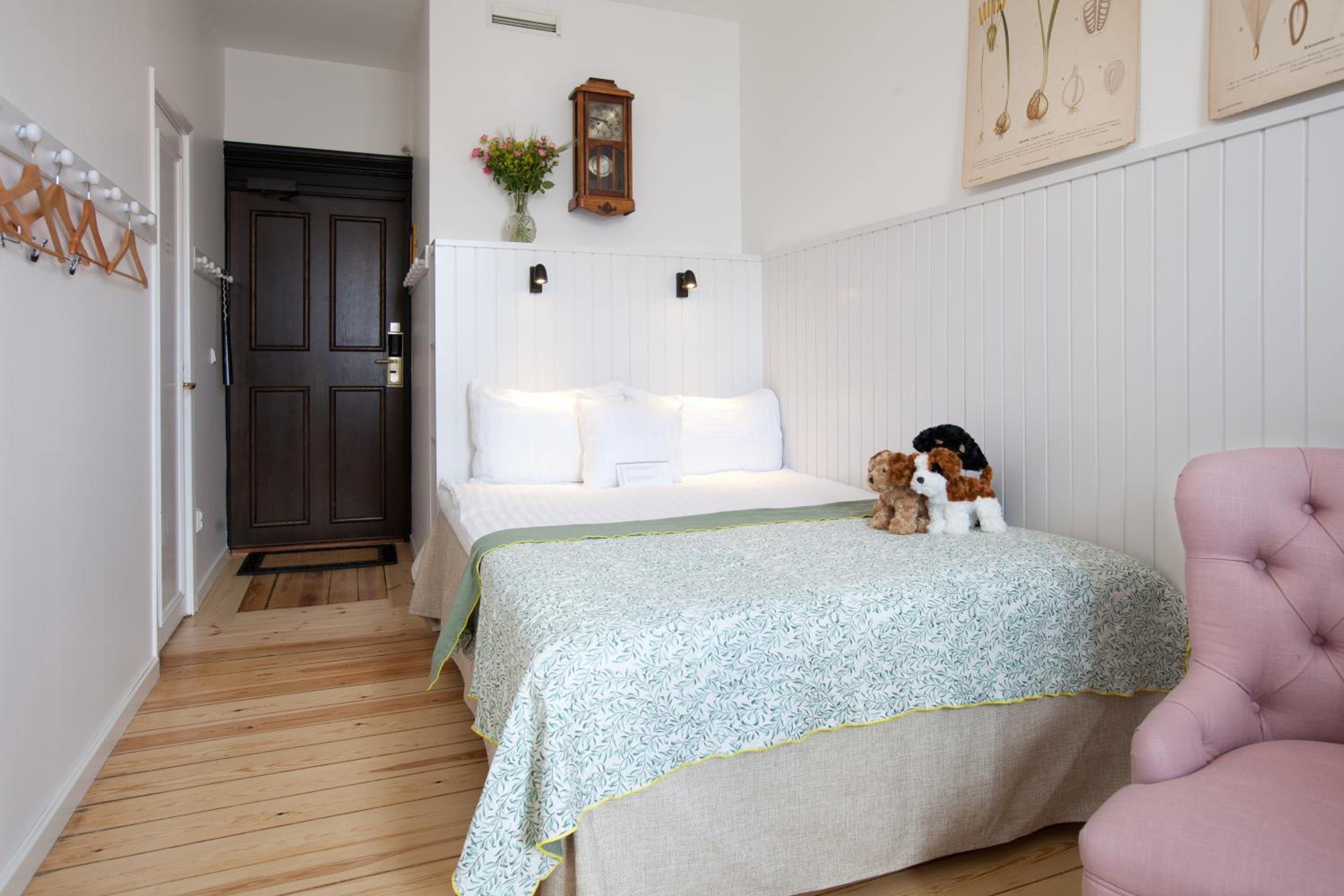 Standard Double Room thumbnail 6