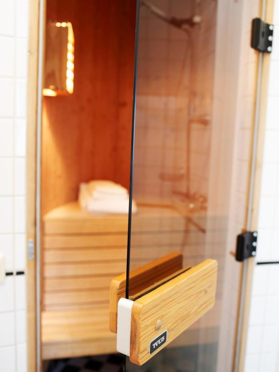 Suite with Balcony thumbnail 5