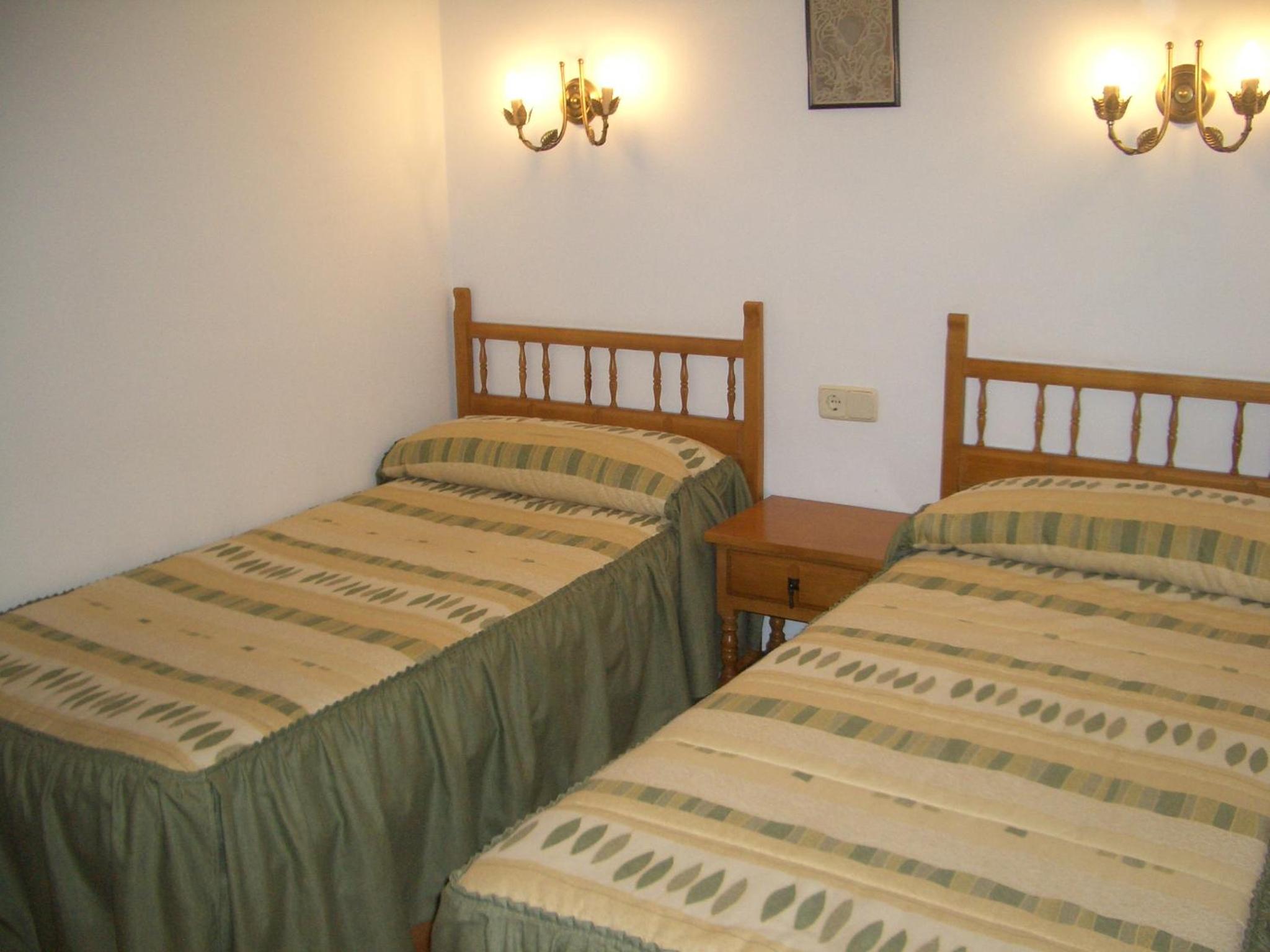 Twin Room with Private Bathroom photo 3