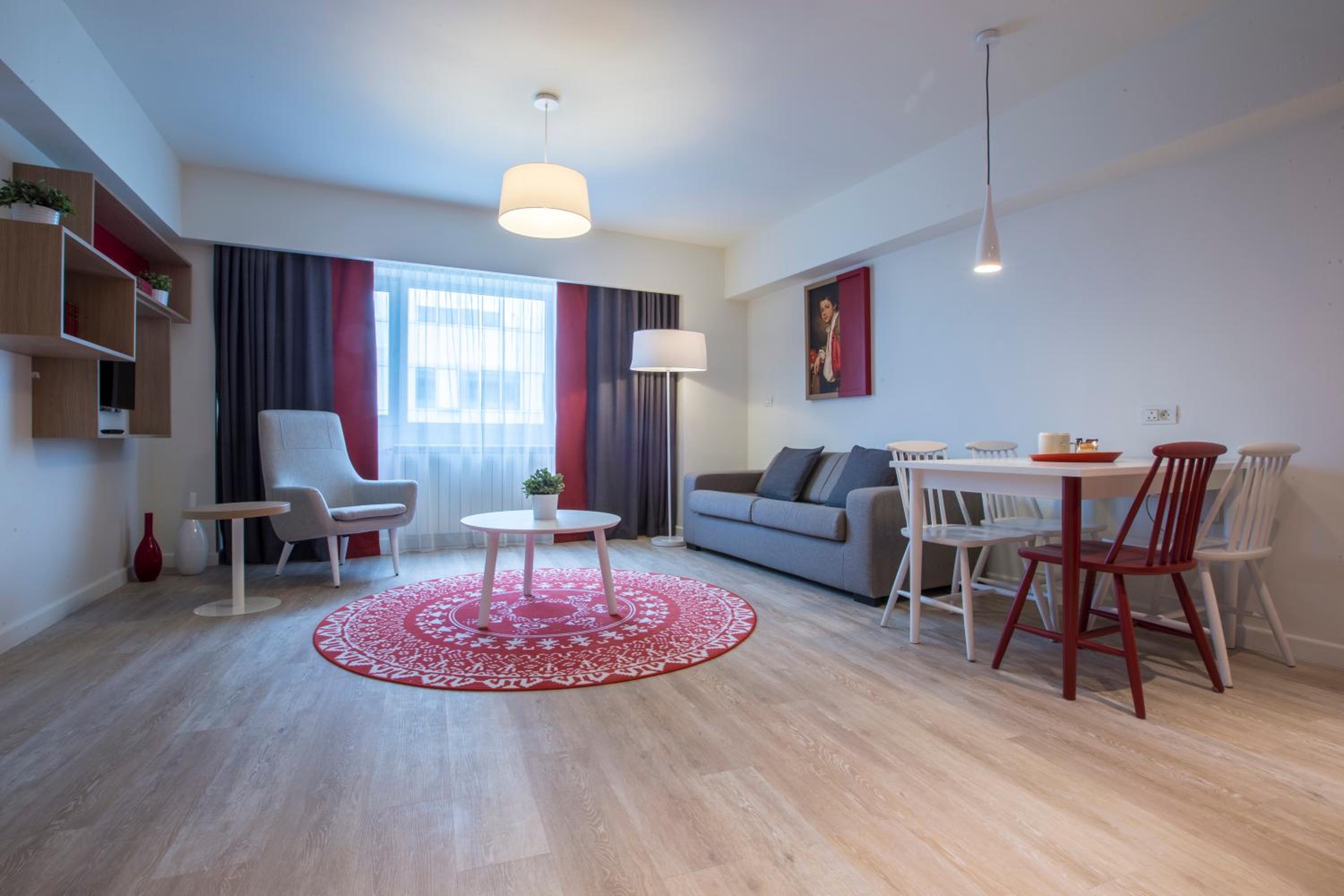 Studio Apartment with Balcony - Photo 5