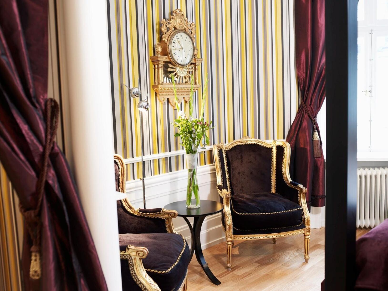 Deluxe Queen Room with Bath Tub thumbnail 5